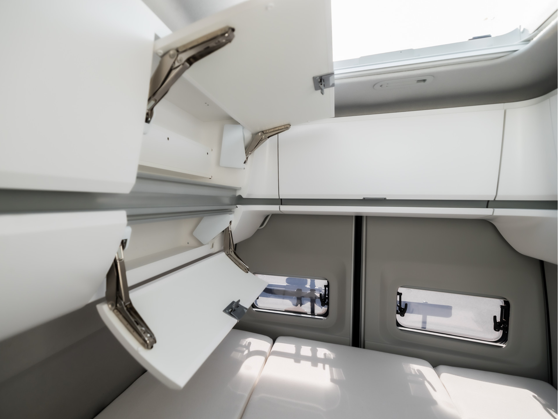 Volkswagen Crafter Grand California XXL 177Pk Automaat (LED KOPLAMPEN, STOELVERWARMING, KEUKEN, CENTRALE VERWARMING, KOELKAST, TOILET, DOUCHE, THULE ZONNESCHERM, FIETSENDRAGER, ZOET WATER)
