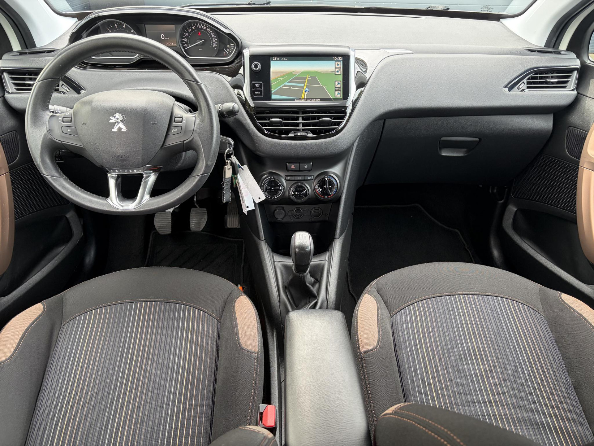 Peugeot 208 1.2 VTi Urban Soul ✓1e Eigenaar✓Trekhaak✓Navi✓Airco✓Cruise✓Pdc✓Lm velgen✓5 Deurs✓Zeer Zuinig✓N.A.P✓Apk tot 03-2027