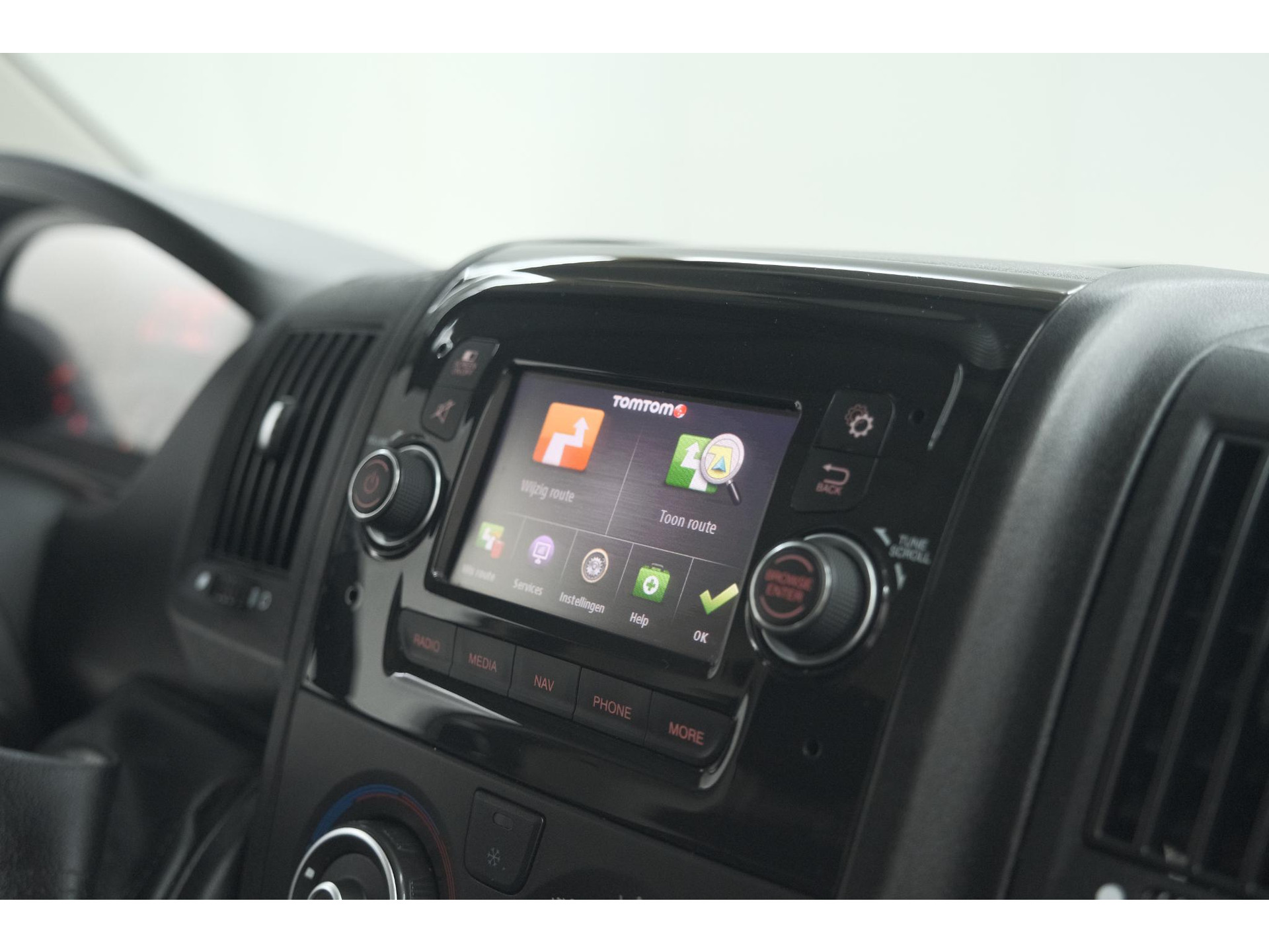 Peugeot Boxer 330 2.2 BlueHDi 140 L2H2 Premium | Navigatie | Houtenvloer In Laadruimte | Airco