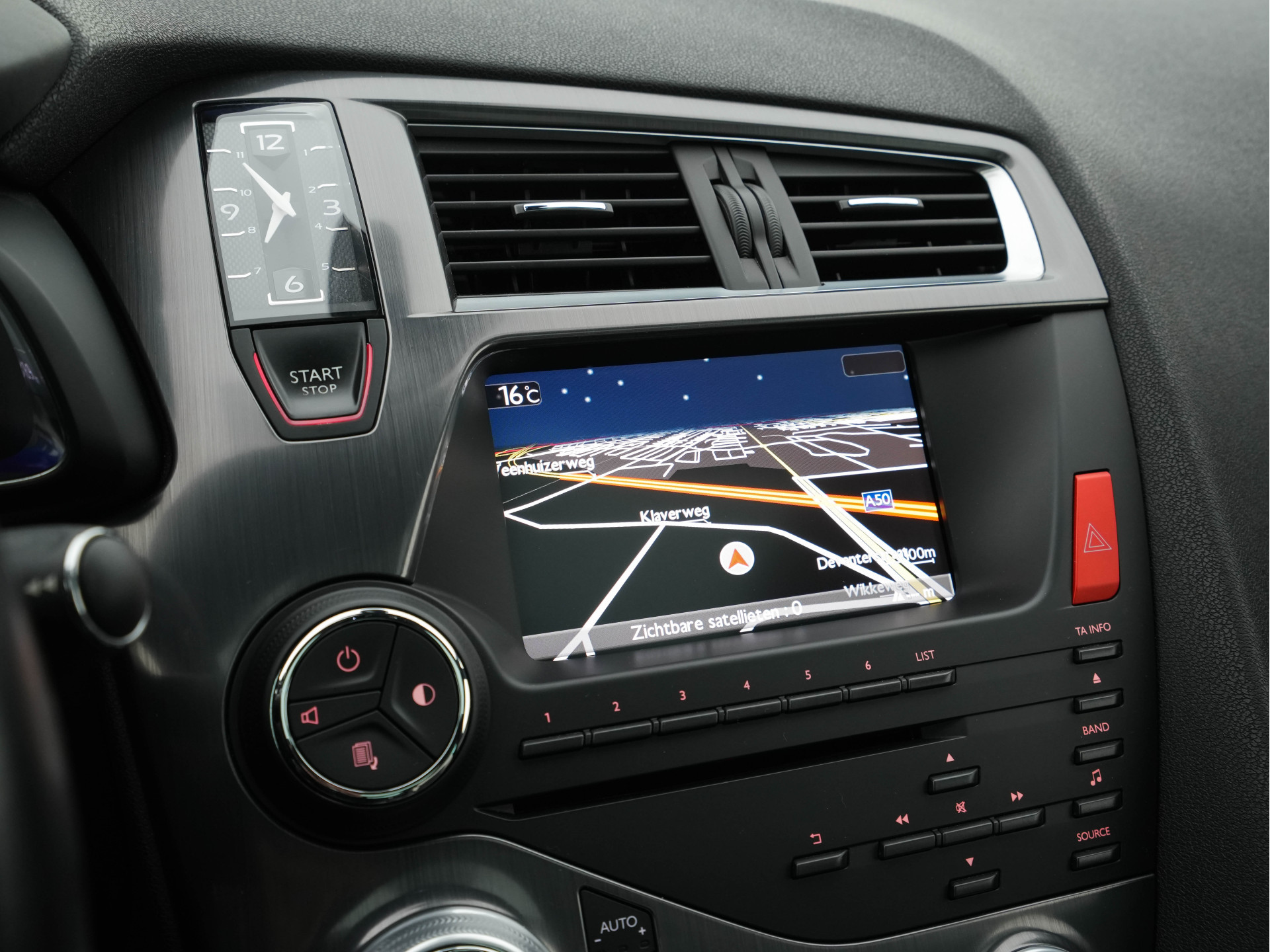 Citroën DS5 2.0 Hybrid4 Business Executive Aut. *PANO | TWO-TONE-LEATHER | MEMORY-PACK | NAVI-FULLMAP | XENON | KEYLESS | CAMERA | HEAD-UP | MASSAGE-SEAT | CRUISE | SPORT-SEATS | 17"ALU*