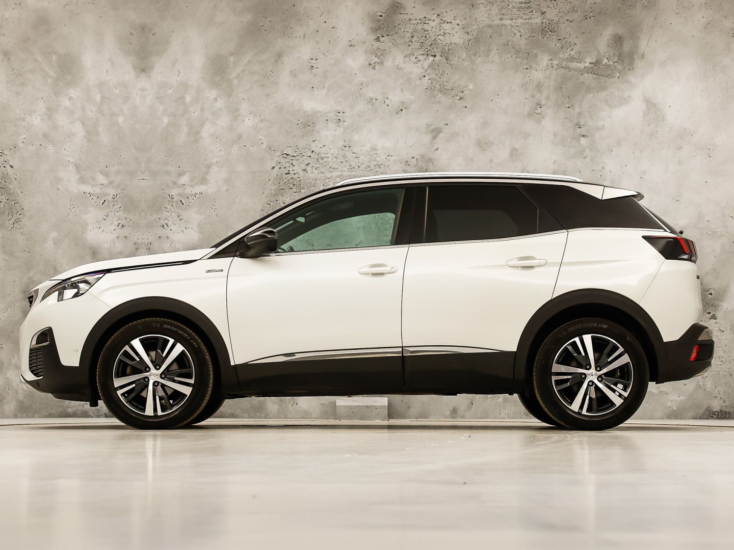 Peugeot 3008 1.6 e-THP GT Line 165Pk Automaat (APPLE CARPLAY, PARELMOER, GROOT NAVI, GETINT GLAS, KEYLESS, SPORTSTOELEN, PARKEERSENSOREN, ZWART HEMEL, NIEUWSTAAT)
