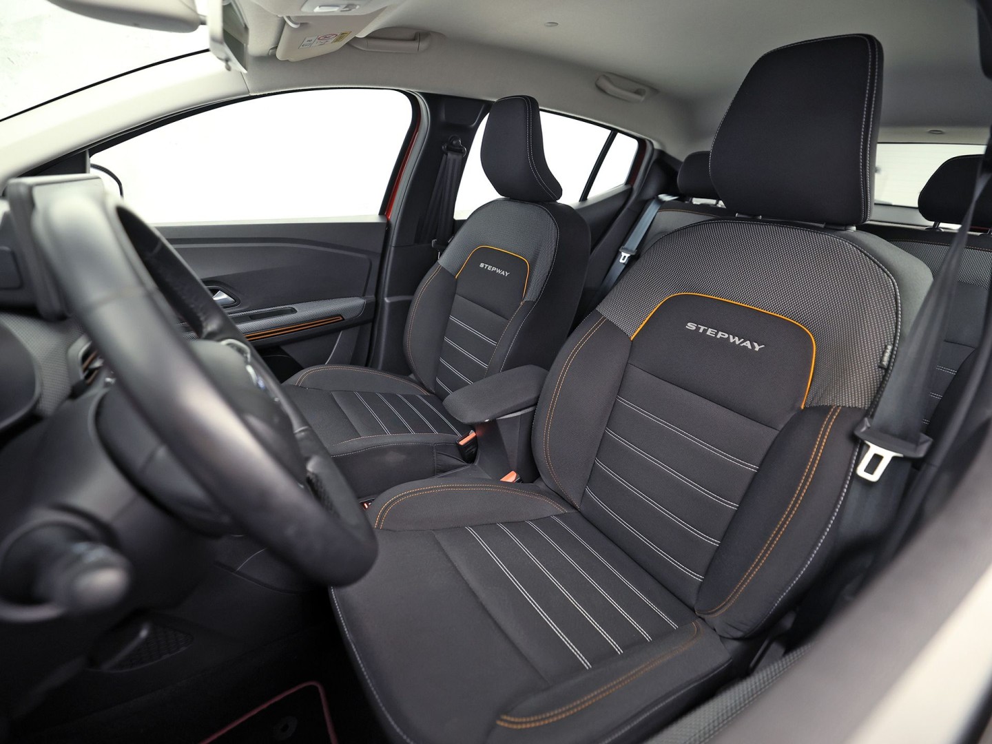 Dacia Sandero 1.0 TCe 100 Bi-Fuel Comfort (GROOT NAVI, CLIMATE, CAMERA, LM VELGEN, KEYLESS, SPORTSTOELEN, CRUISE, TREKHAAK, NIEUWSTAAT)