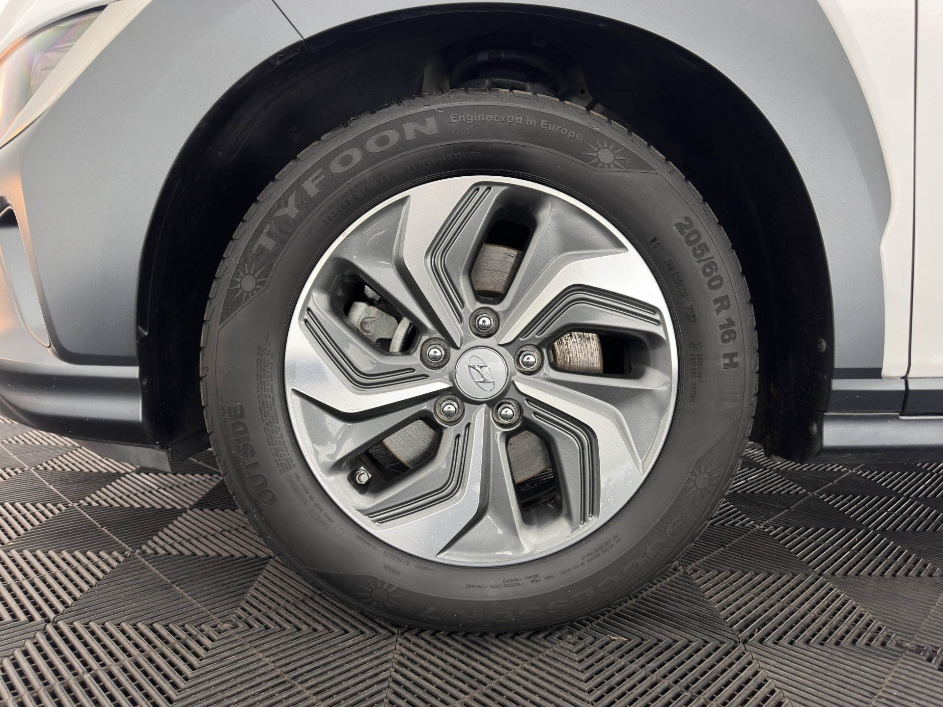 Hyundai Kona 1.6 GDI HEV Fashion (INCL-BTW) Aut. *NAVI-FULLMAP | DIGI-COCKPIT | FULL-LED | KEYLESS | CAMERA | HEAD-UP | SHIFT-PADDLES | DAB | COMFORT-SEATS | PRIVACY-GLASS | TOWBAR | 16 "ALU*