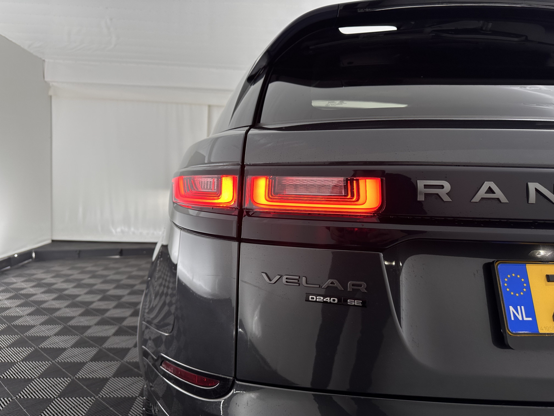 Land Rover Range Rover Velar 2.0 I4 AWD R-Dynamic HSE Aut. *PANO | LEATHER | FULL-LED | MEMORY-PACK | BLINDSPOT | MERIDIAN-SURROUND | DIGI-COCKPIT | CAMERA | KEYLESS | HEATED-COMFORTSEATS | PRIVACYGLASS | SHIFTPADDLES | HEAD-UP | 21"ALU*