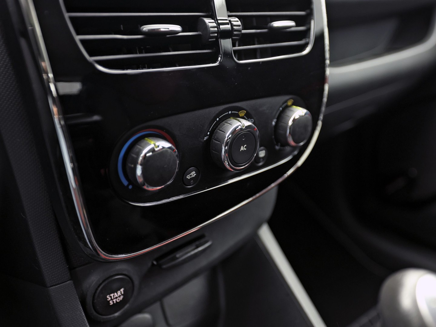 Renault Clio 0.9 TCe Dynamic Sport (NAVIGATIE, CRUISE, LM VELGEN, SPORTSTOELEN, NIEUWE APK, NIEUWSTAAT)