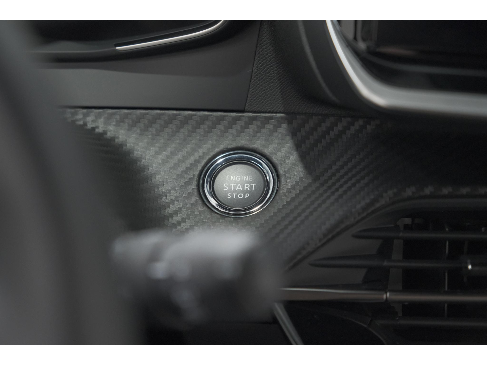 Peugeot 2008 Hybrid 136 e-DCS6 Allure | 360 Camera | Adaptieve Cruise Control | Dodehoekdetectie | Apple Carplay