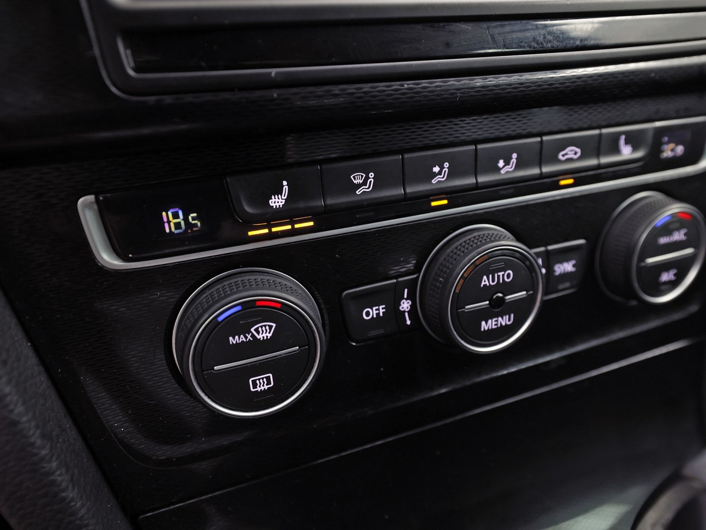 Volkswagen Golf 1.4 TSI GTE 204Pk Automaat (APPLE CARPLAY, NAVIGATIE, SOH 79,4%, CLIMATE, STOELVERWARMING, SPORTSTOELEN, GETINT GLAS, LED KOPLAMPEN, CRUISE, NIEUWSTAAT)