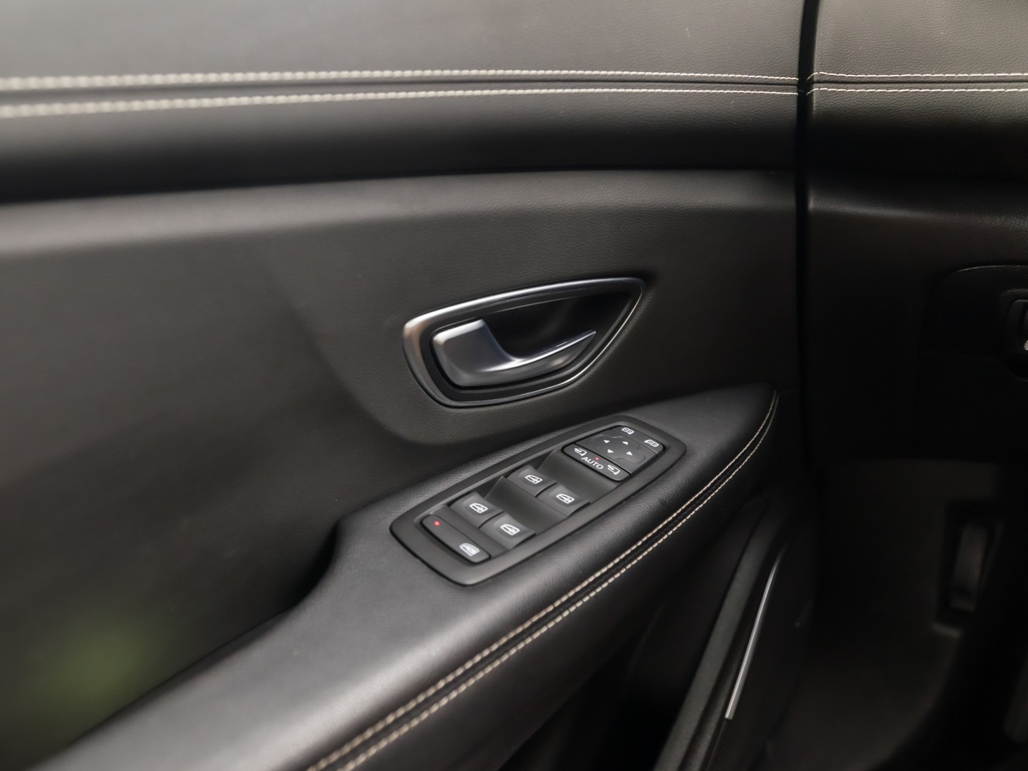 Renault Grand Scénic 1.3 TCe Bose 7 Persoons (PANORAMADAK, APPLE CARPLAY, GROOT NAVI, LEDER, SPORTSTOELEN, GETINT GLAS, BOSE AUDIO, CAMERA, NIEUWE APK, NIEUWSTAAT)