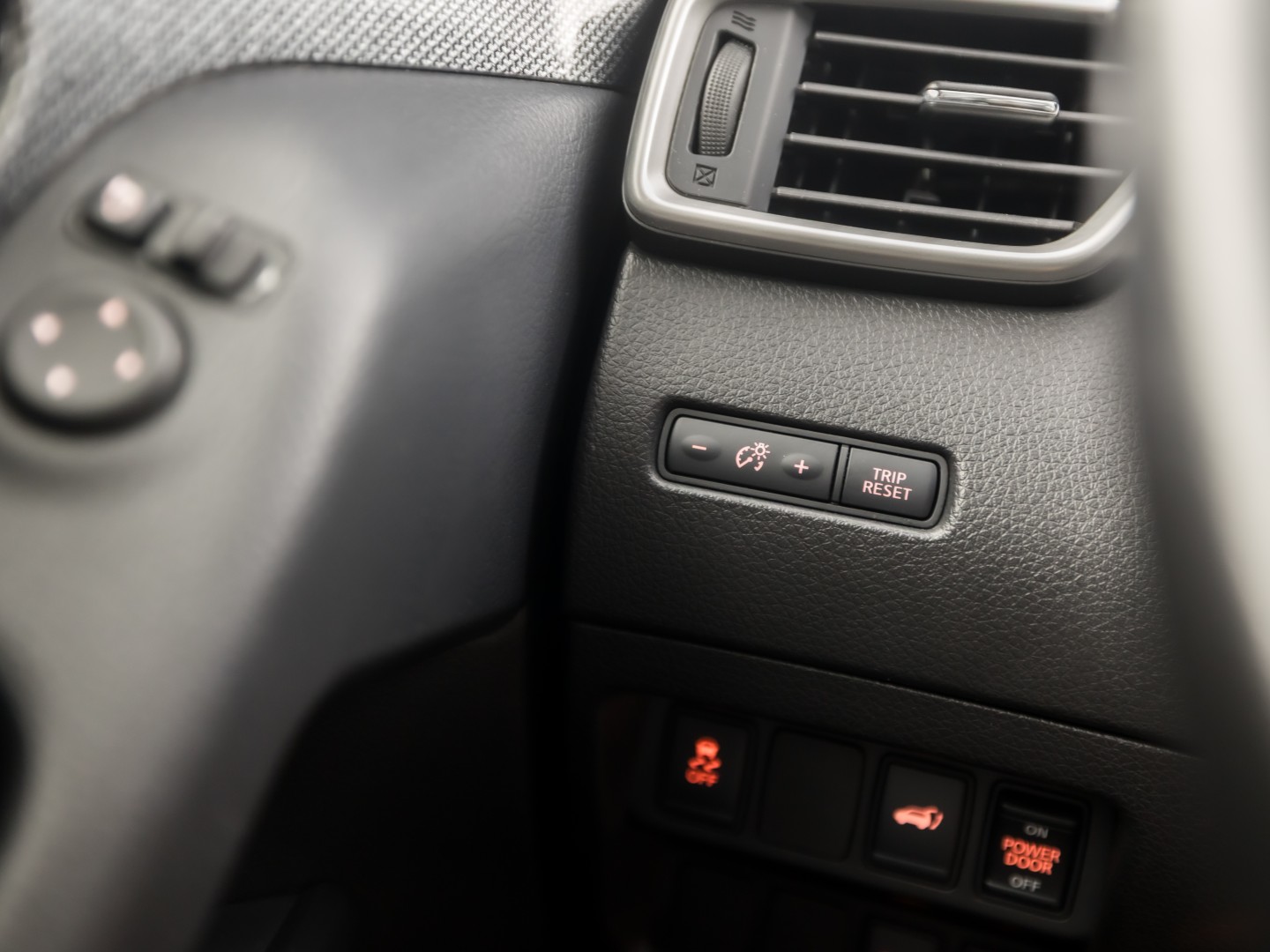 Nissan X-Trail 1.6 DIG-T Tekna 7 Persoons 163Pk (PANORAMADAK, TREKHAAK, NAVIGATIE, 360 CAMERA, LEDER, STOELVERWARMING, SPORTSTOELEN, GETINT GLAS, CRUISE, NIEUWSTAAT)