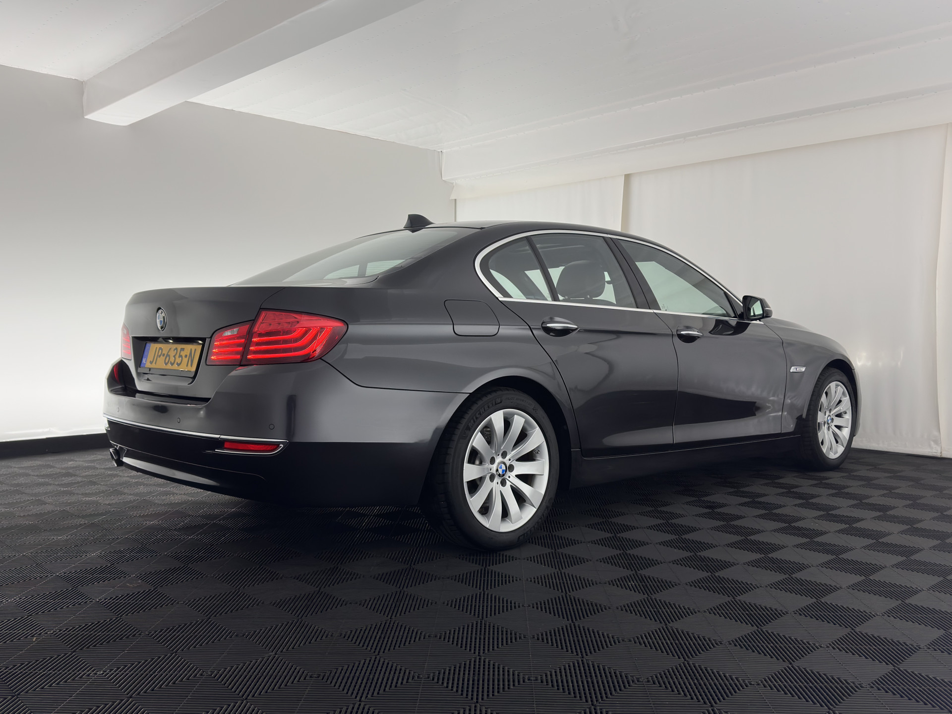 BMW 5-serie 518d Luxury-Line High Executive Aut. *PANO | LUXURY-LEATHER | BI-XENON | NAVI-FULLMAP | HEATED-COMFORTSEATS | HIFI-SOUND | CAMERA | ECC | PDC | CRUISE | 18''ALU*