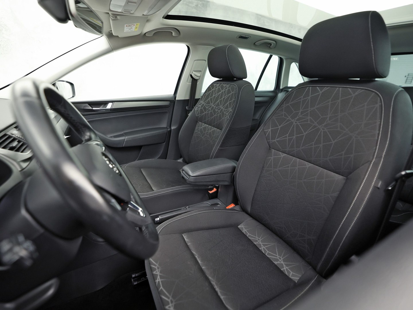 Škoda Rapid Spaceback 1.0 TSI Sport Automaat (PANORAMADAK, NAVIGATIE, CLIMATE, STOELVERWARMING, SPORTSTOELEN, GETINT GLAS, CRUISE, PARKEERSENSOREN, NIEUWSTAAT)