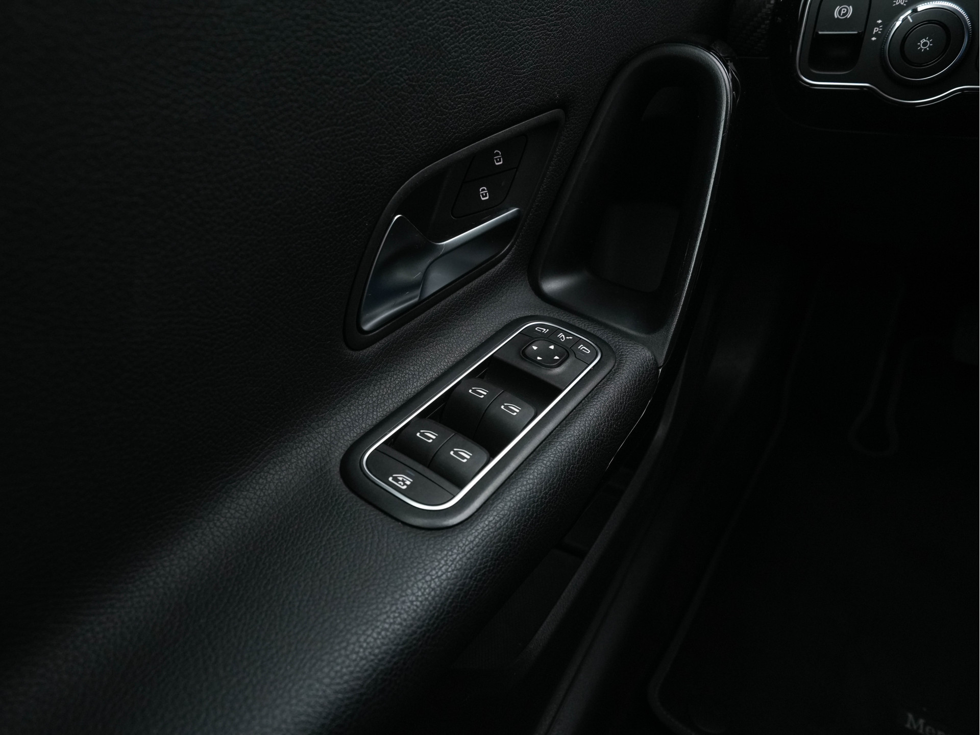 Mercedes-Benz A-klasse 160 Business Solution (INCL-BTW) *LEATHER- FABRIC | FULL-LED | WIDE-SCREEN-COCKPIT | CAMERA | NAVI-FULLMAP | HEATED-COMFORTSEATS | ECC | PRIVACY-GLASS | PDC | KEYLESS | CRUISE | CARBON-INLAY | 16''ALU*