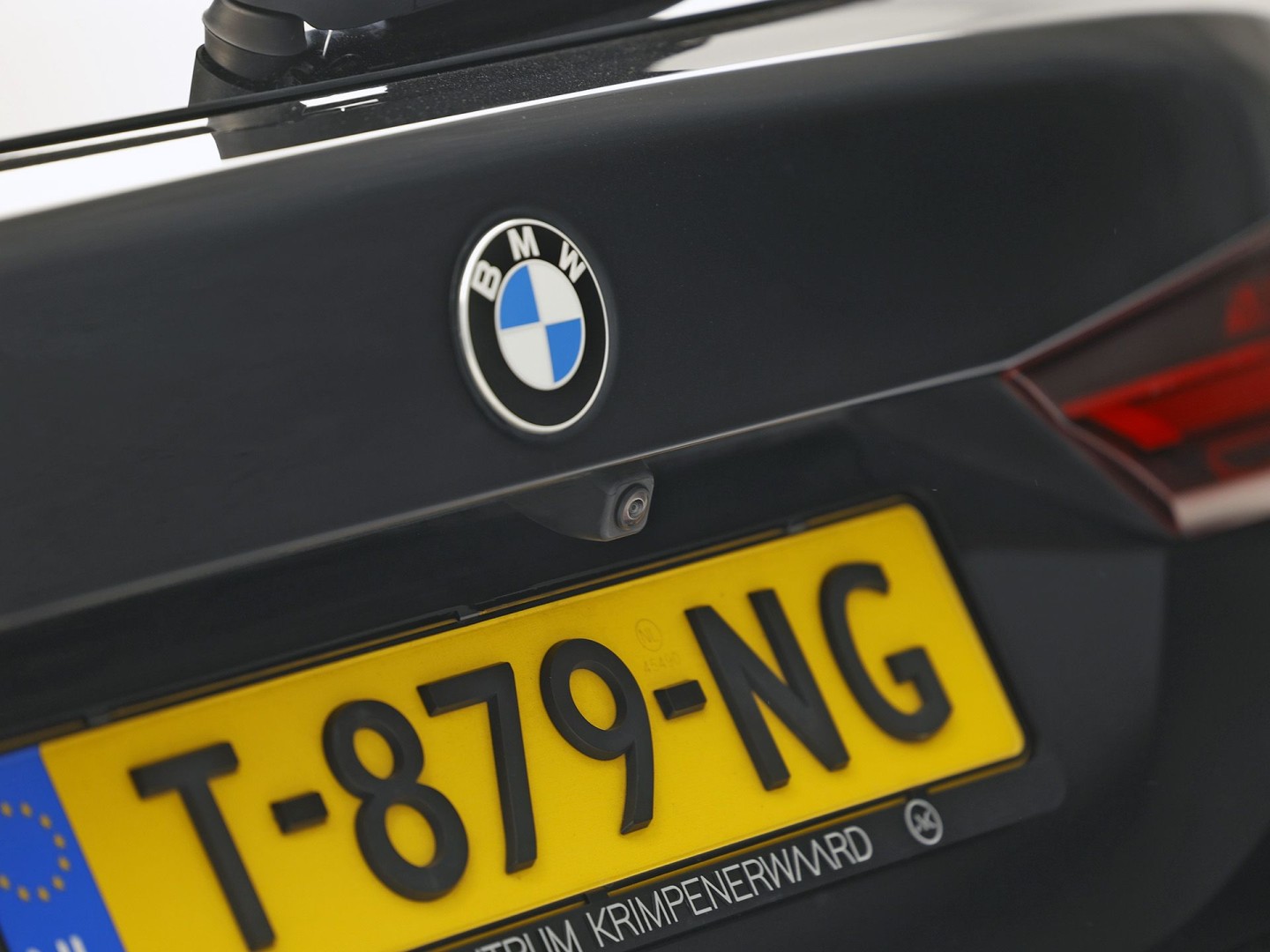 BMW 1 Serie 118i Sport Automaat (APPLE CARPLAY, DEALER ONDERHOUDEN, GROOT NAVI, CAMERA, STUUR/STOELVERWARMING, SPORTSTOELEN, TREKHAAK, GETINT GLAS, ELEK ACHTERKLEP, NIEUWSTAAT)