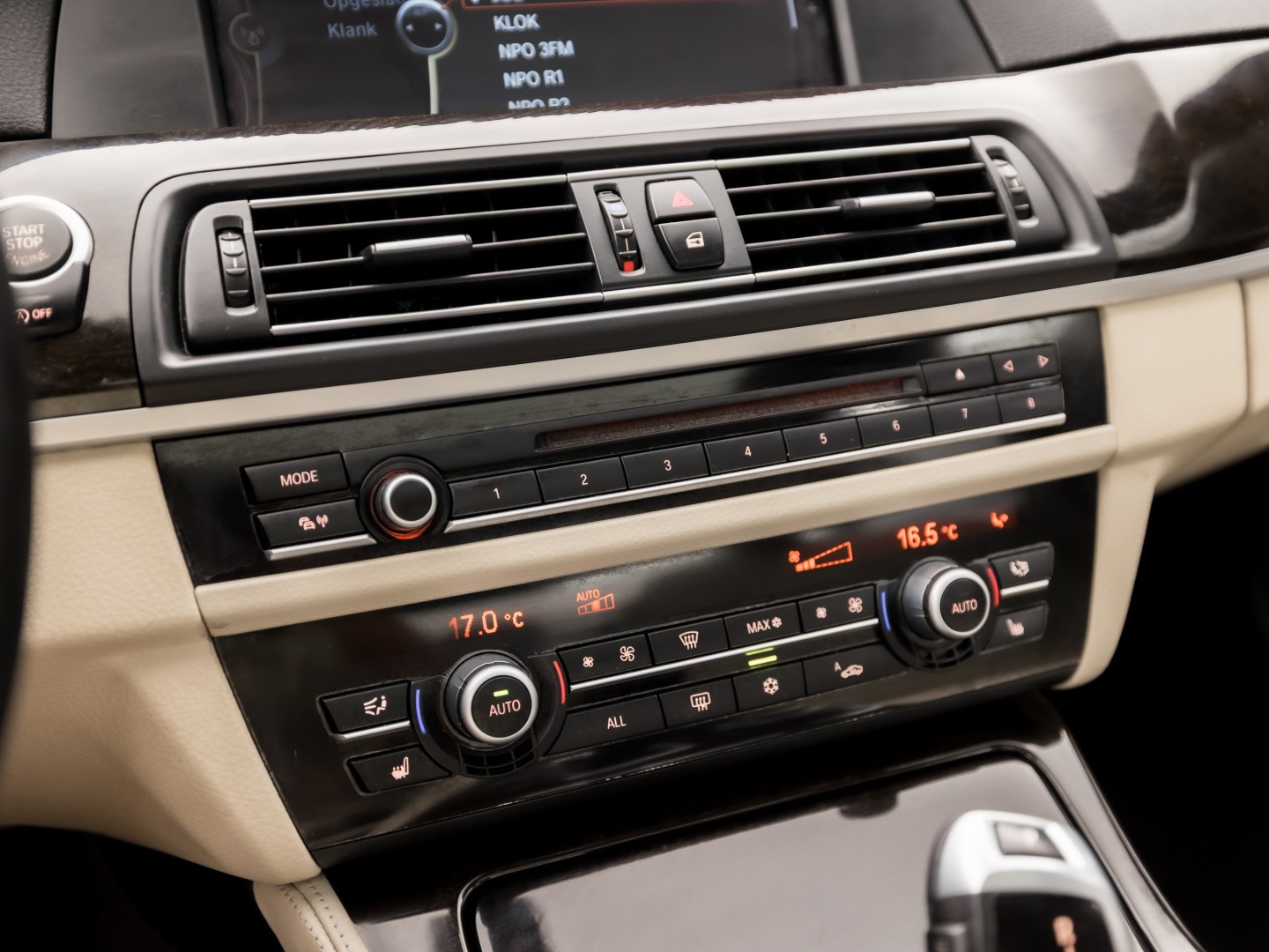 BMW 5 Serie 528i High Executive 245Pk Automaat (SCHUIFDAK, GROOT NAVI, LEDER, GETINT GLAS, ELEK SPORTSTOELEN, ZWART HEMEL, STOELVERWARMING, PARKEERSENSOREN, XENON, NIEUWSTAAT)