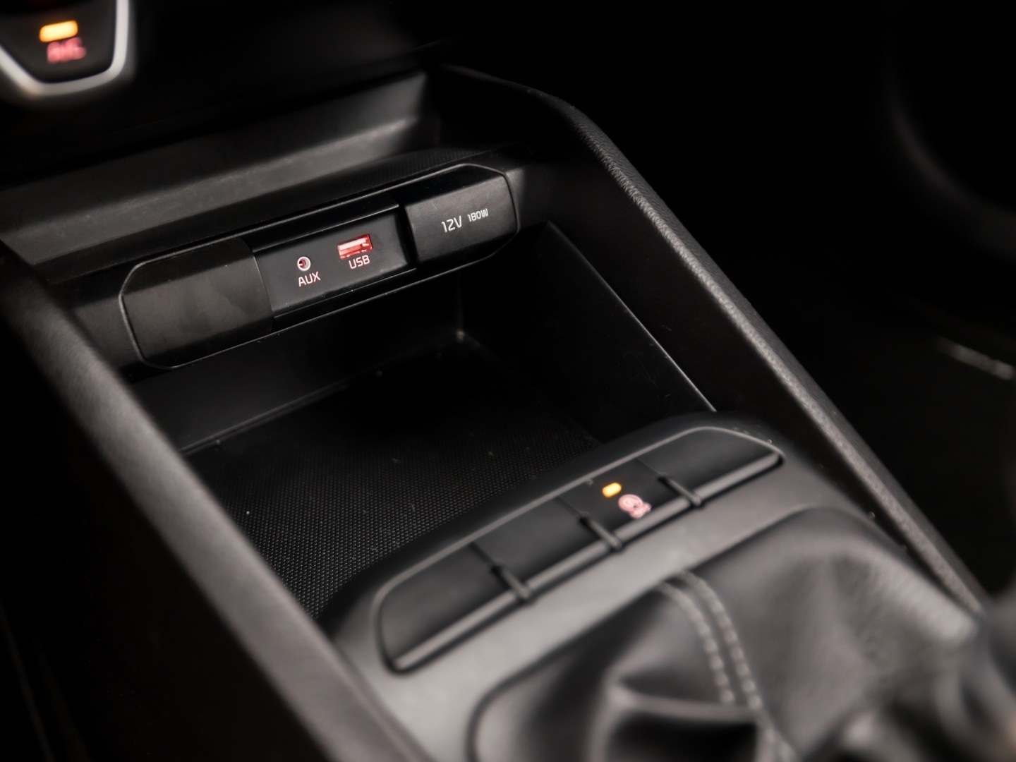 Kia Stonic 1.2 Navigator Sport (APPLE CARPLAY, NAVIGATIE, CAMERA, LM VELGEN, SPORTSTOELEN, PARKEERSENSOREN, ELEK RAMEN, NIEUWSTAAT)