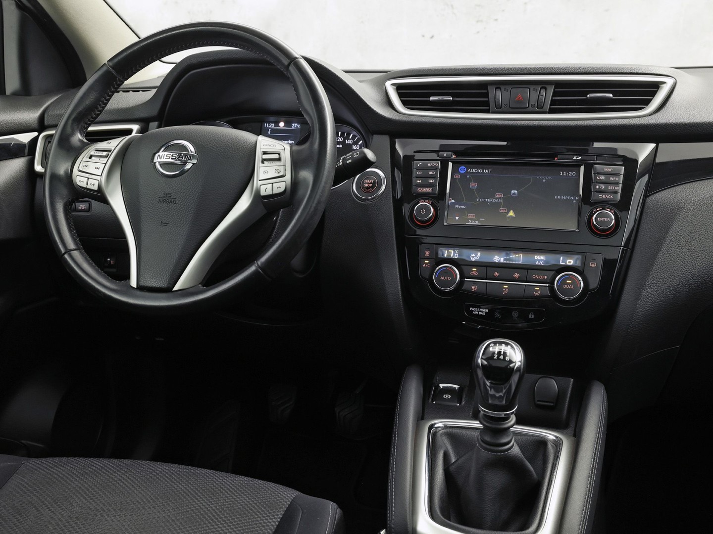 Nissan Qashqai 1.2 N-Connecta Sport (PANORAMADAK, NAVIGATIE, 360 CAMERA, SPORTSTOELEN, GETINT GLAS, TREKHAAK, CRUISE, NIEUWSTAAT)