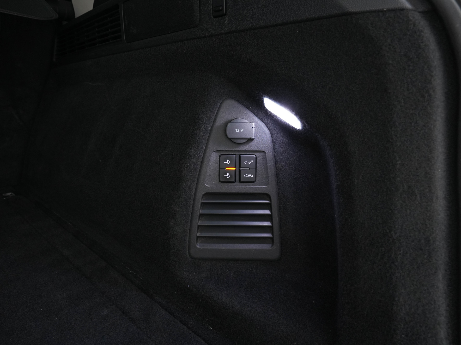 Volkswagen Touareg 3.0 TDI R-Line (INCL-BTW) Aut. *LEATHER | FULL-LED | BLIND-SPOT | HEATED-COMFORTSEATS | AIR-SUSPENSION | KEYLESS | CAMERA | NAVI-FULLMAP | PRIVACY-GLASS | ADAPTIVE-CRUISE |  SHIFT-PADDLES | TOWBAR*