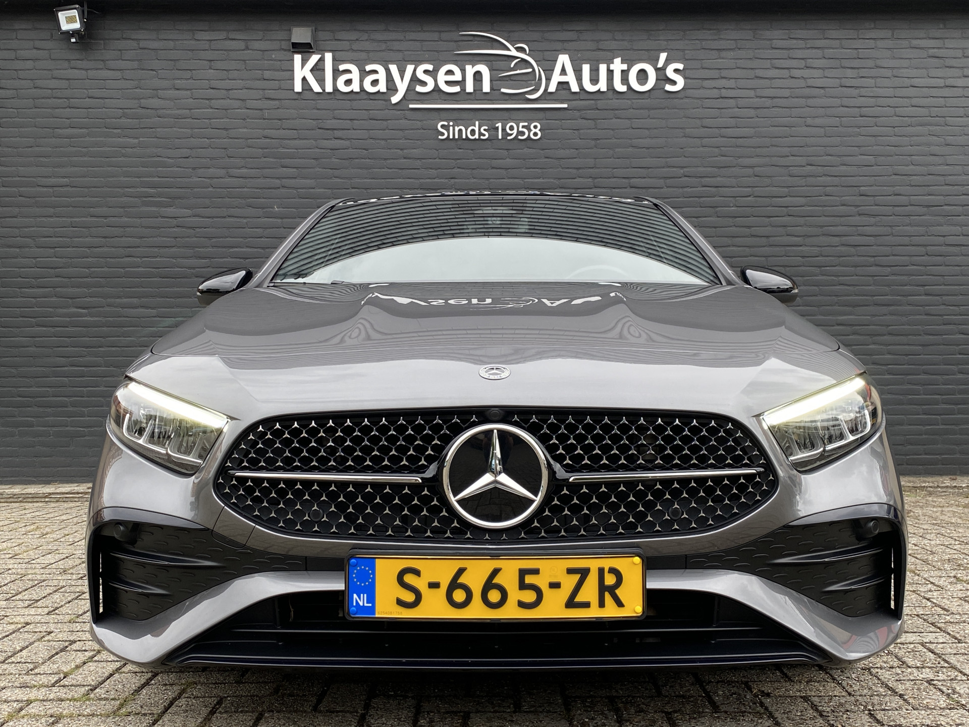 Mercedes-Benz A-klasse 180 AMG Line AUT. | 1e eigenaar | dealer onderh. | panoramadak | camera | night pakket | sfeerverlichting