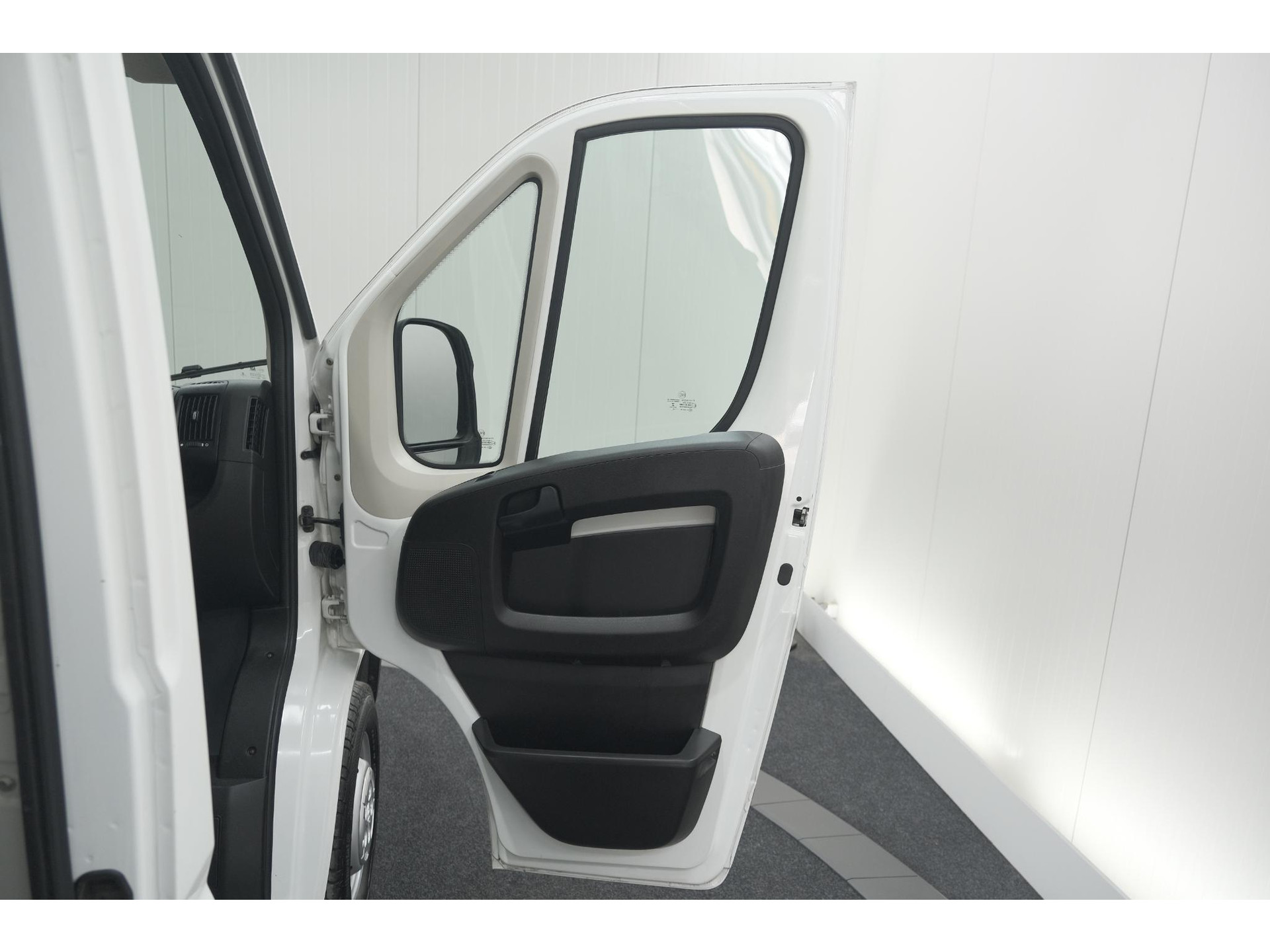 Peugeot Boxer 330 2.2 BlueHDi 140 L2H2 Premium | Navigatie | Houtenvloer In Laadruimte | Airco