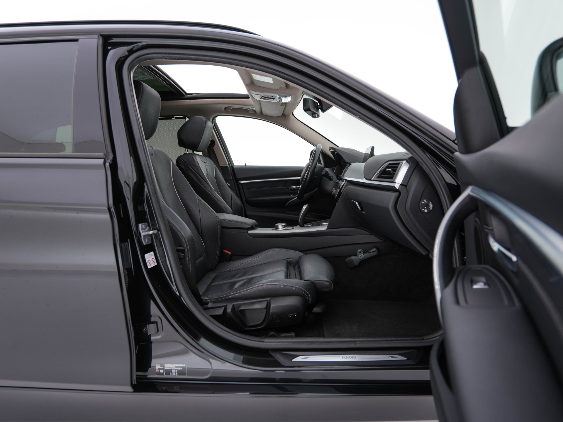 BMW 3-serie Touring 320d EDE Executive Aut. *PANO | LEATHER | FULL-LED | DIGI-COCKPIT | HEATED-SPORTSEATS | NAVI-FULLMAP | PRIVACY-GLASS | ECC | KEYLESS | LANE-ASSIST | PDC | CRUISE | TOWBAR | 18''ALU*