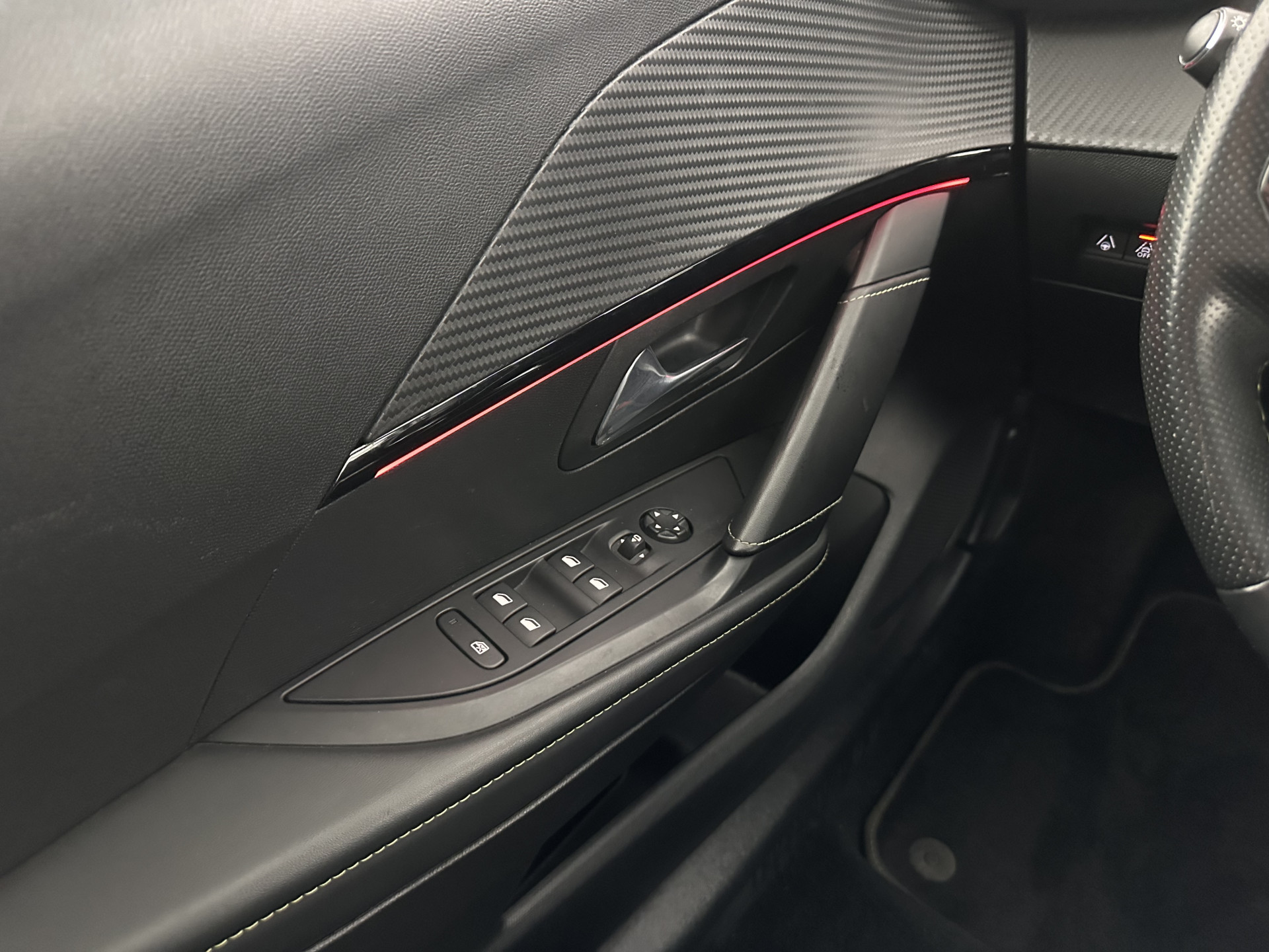 Peugeot e-208 EV GT Pack 50 kWh [ 3-Fase-11kW ] {SOH-88%] (INCL-BTW) *HEATPUMP | FULL-LED | DIGI-COCKPIT | BLINDSPOT | CAMERA | LEATHER-ALCANTARA | AMBIENTLIGHT | NAVI-FULLMAP | LANE-ASSIST | KEYLESS | DAB | CCS-FASTLOADER | HEATED-SPORTSEATS | PRIV