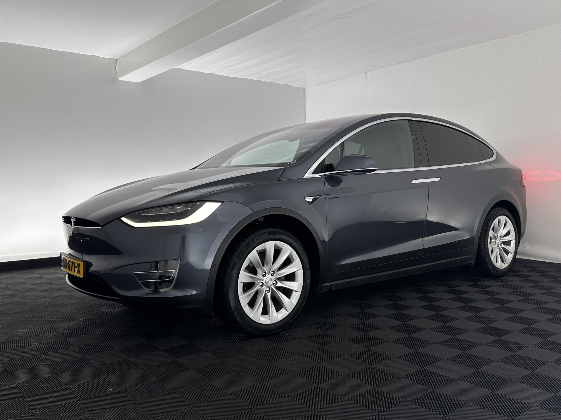 Tesla Model X 75D Base 7-Pers. [ 3-Fase-17kW ] {SOH-88%} Aut. *PANO-WINDOW | AUTOPILOT | LEATHER-FABRIC | TOPVIEW | NAVI-FULLMAP | FULL-LED | AIRSUSPENSION | DIGI-COCKPIT | KEYLESS | CAMERA | DAB+ | HEATED-COMFORTSEATS | 20''ALU*