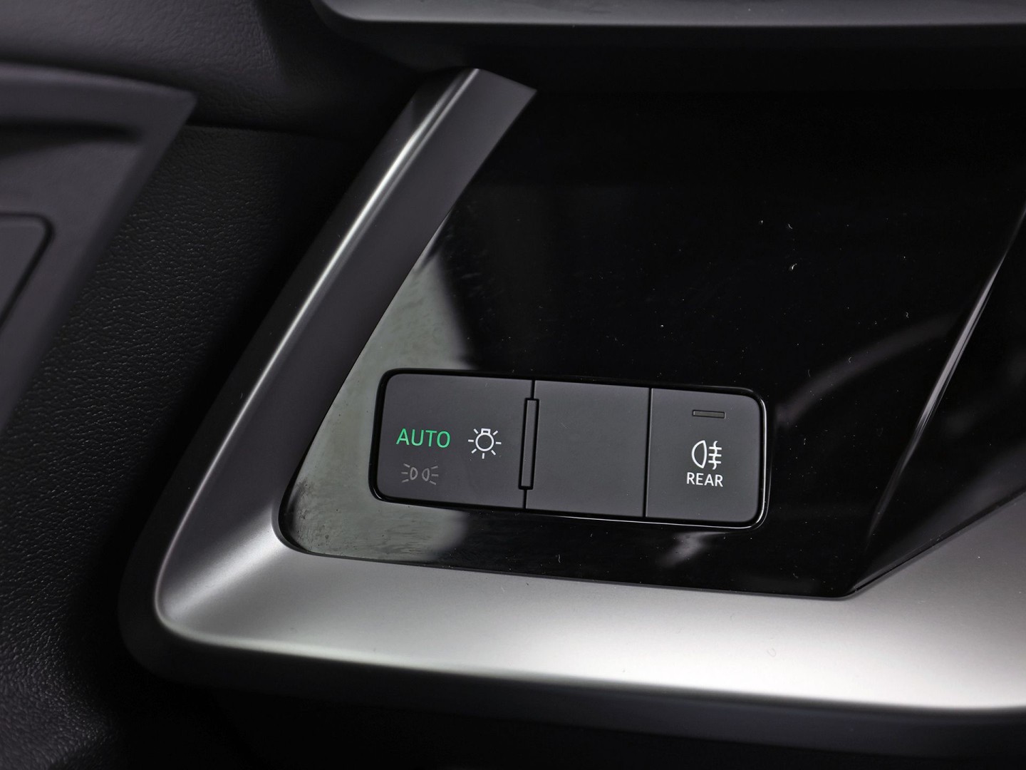 Audi A3 Sportback 40 TFSI e Sport 204Pk Automaat (APPLE CARPLAY, GROOT NAVI, LEDER, STOELVERWARMING, SPORTSTOELEN, ADAPTIVE CRUISE, GETINT GLAS, NIEUWSTAAT)