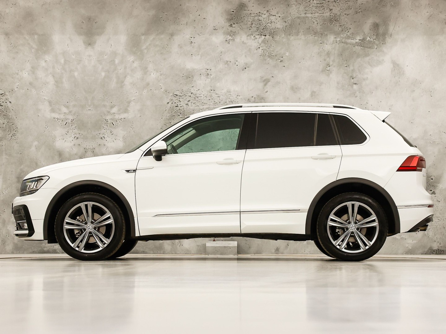 Volkswagen Tiguan 1.4 TSI 4Motion R-Line Sport 150Pk Automaat (VIRTUAL COCKPIT, APPLE CARPLAY, MODE KNOP, GROOT NAVI, ALCANTARA, STOELVERWARMING, SPORTSTOELEN, GETINT GLAS, ADAPTIVE CRUISE, NIEUWSTAAT)