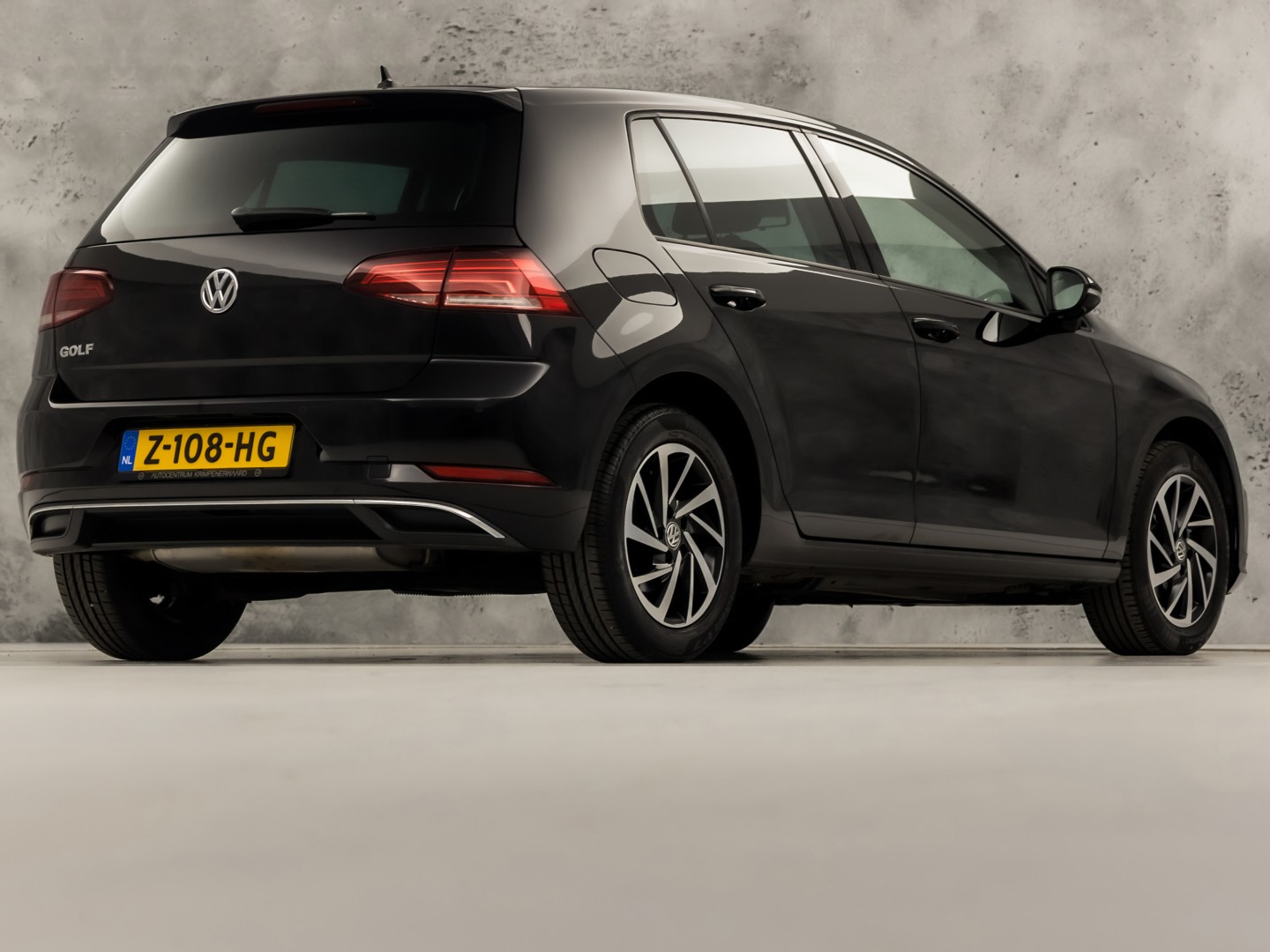 Volkswagen Golf 1.0 TSI Sportline (APPLE CARPLAY, GROOT NAVI, CLIMATE, STOELVERWARMING, SPORTSTOELEN, LM VELGEN, GETINT GLAS, PARKEERSENSOREN, NIEUWSTAAT)