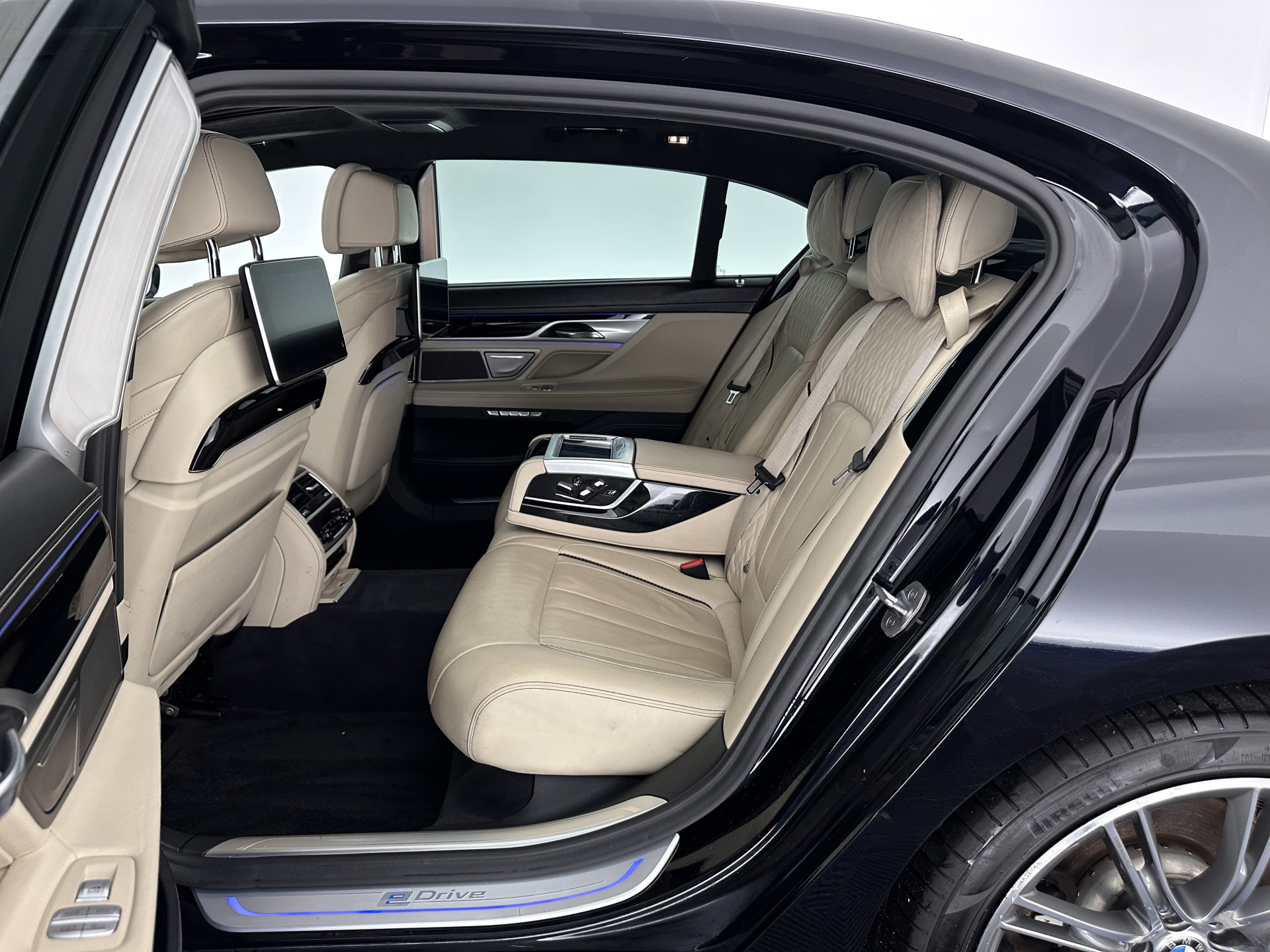 BMW 7-serie 740Le xDrive iPerformance High Executive (Plug-In) Aut. *PANO | LEATHER | MASSAGE | HARMAN/KARDON | MEMORY-PACK | BLIS | TOPVIEW |  HEAD-UP | ADAPTIVE-CRUISE | FULL-LED | ENTERTAINMENT | DAB+ | ..