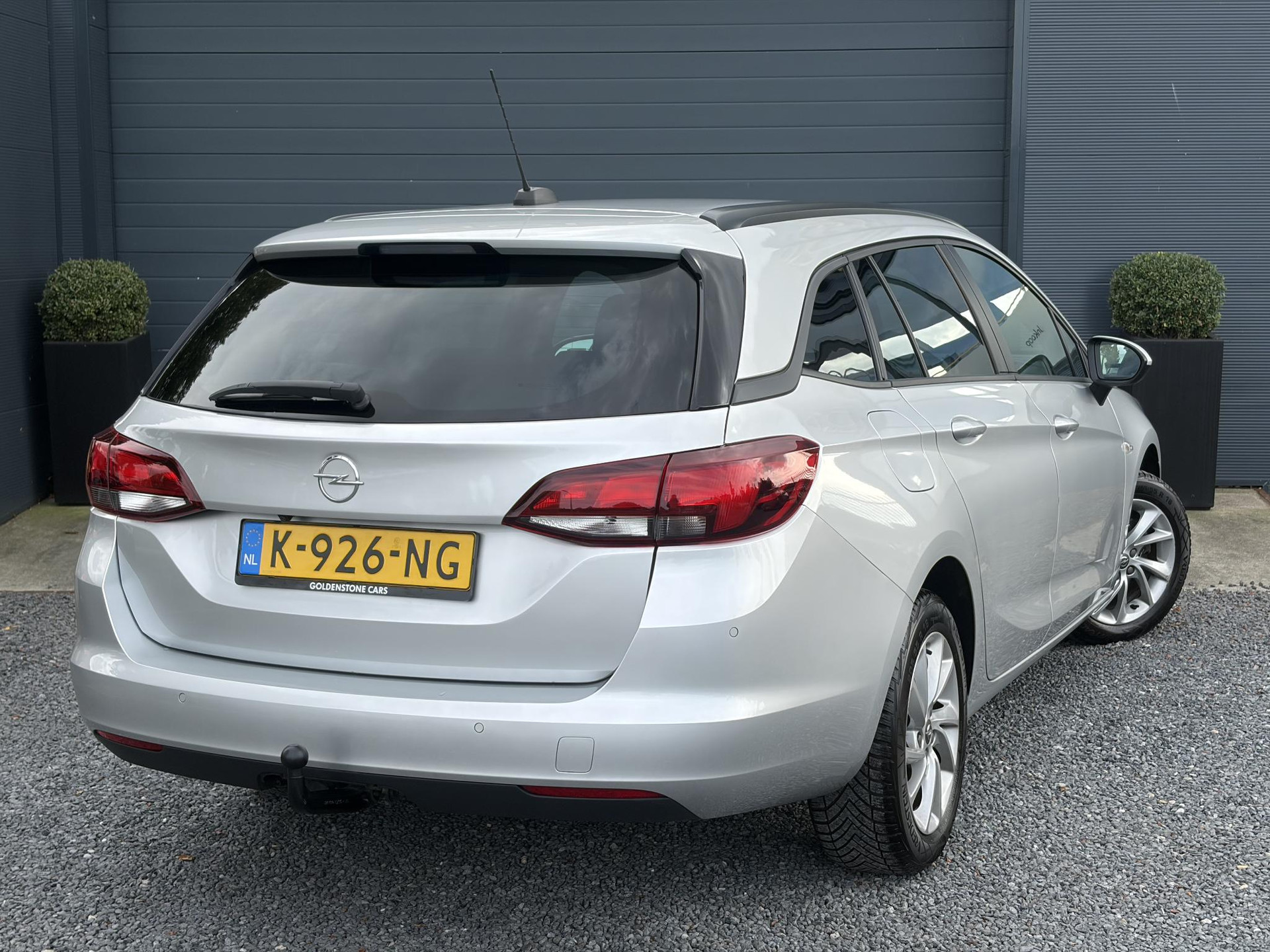 Opel Astra Sports Tourer 1.2 Business Executive ✓1e Eigenaar✓146pk✓Camera✓Trekhaak✓Carplay✓Airco✓Cruise✓Pdc V+A✓Lm velgen✓Comfortstoelen✓6 Bak✓N.A.P✓Nieuwe Apk bij Aflevering