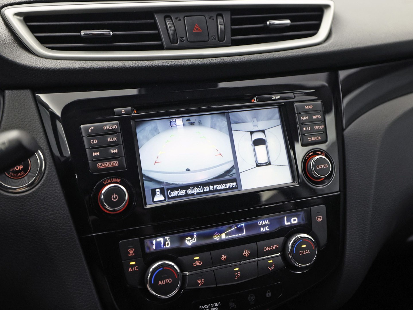 Nissan Qashqai 1.2 N-Connecta Sport (PANORAMADAK, NAVIGATIE, 360 CAMERA, SPORTSTOELEN, GETINT GLAS, TREKHAAK, CRUISE, NIEUWSTAAT)