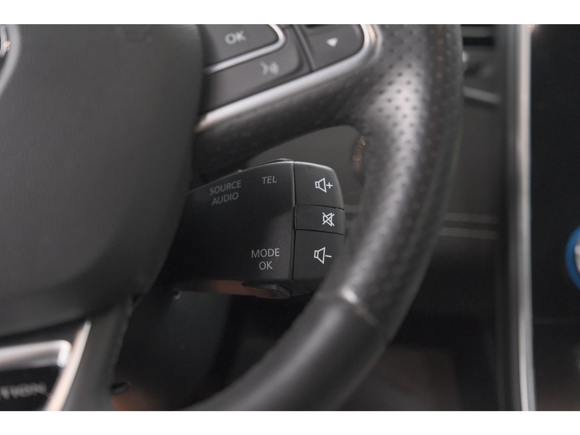 Renault Scénic TCE 160 EDC Black Edition | Trekhaak | Adaptieve Cruise Control | BOSE Premium Audio | Panoramadak
