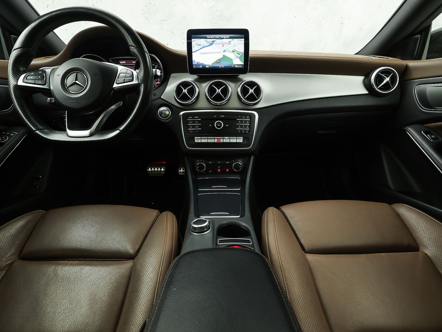 Mercedes-Benz CLA-Klasse 180 AMG Sport Automaat (PANORAMADAK, GROOT NAVI, BRUIN LEDER, CAMERA, STOELVERWARMING, SPORTSTOELEN, GETINT GLAS, DIAMOND GRILL, NIEUWE APK, NIEUWSTAAT)