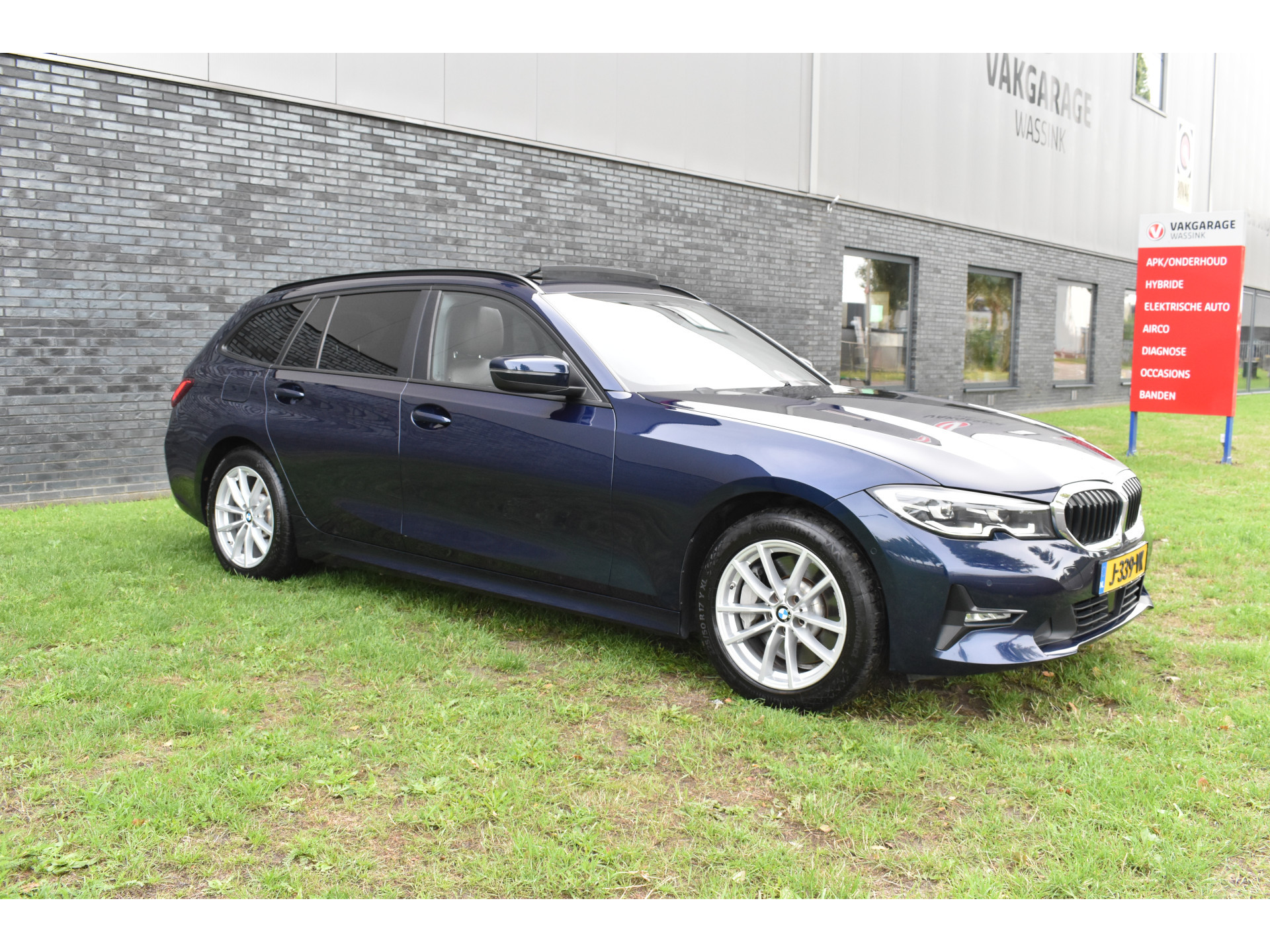 BMW 3-serie Touring 330e Business Edition Plus Plugin-hybride Pano Leder
