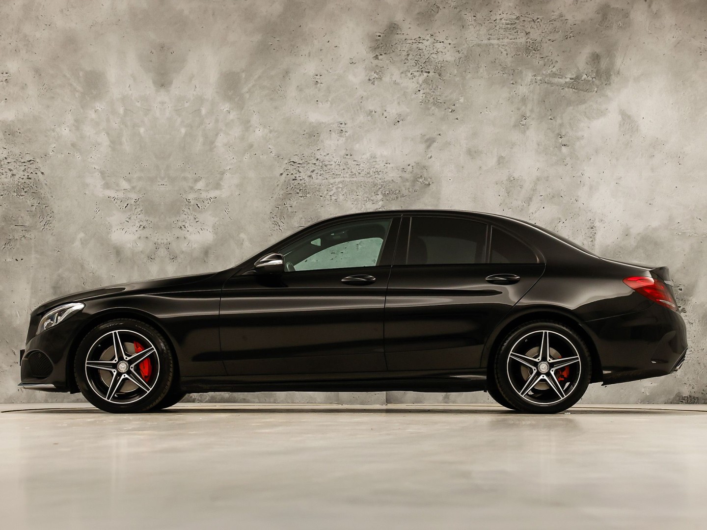 Mercedes-Benz C-Klasse 250 AMG Sport 211Pk Automaat (NAVIGATIE, RODE REMKLAUWEN, LEDER, STOELVERWARMING, ELEK SPORTSTOELEN, GETINT GLAS, SFEERVERLICHTING, NIEUWSTAAT)