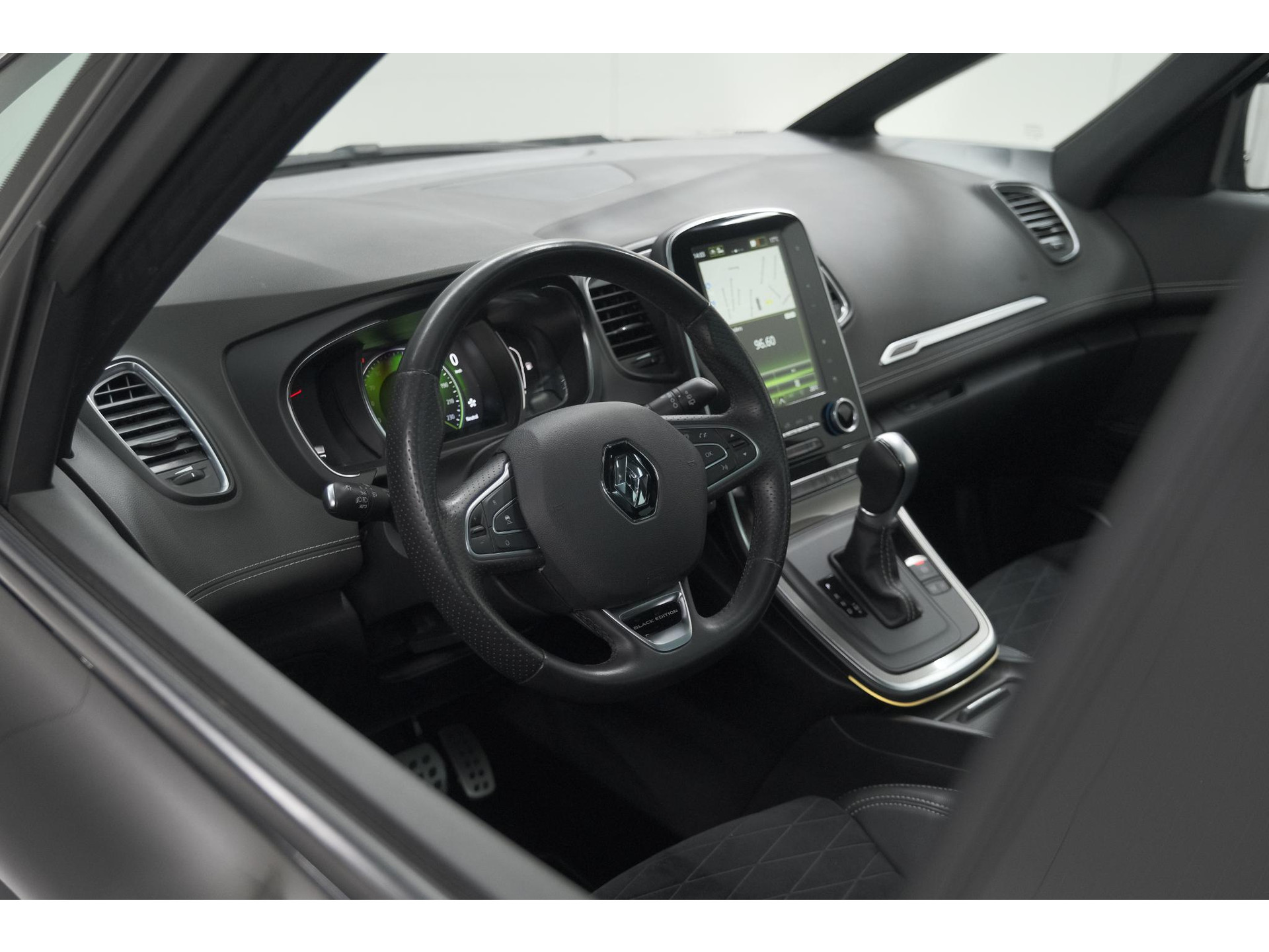 Renault Scénic TCE 160 EDC Black Edition | Trekhaak | Adaptieve Cruise Control | BOSE Premium Audio | Panoramadak