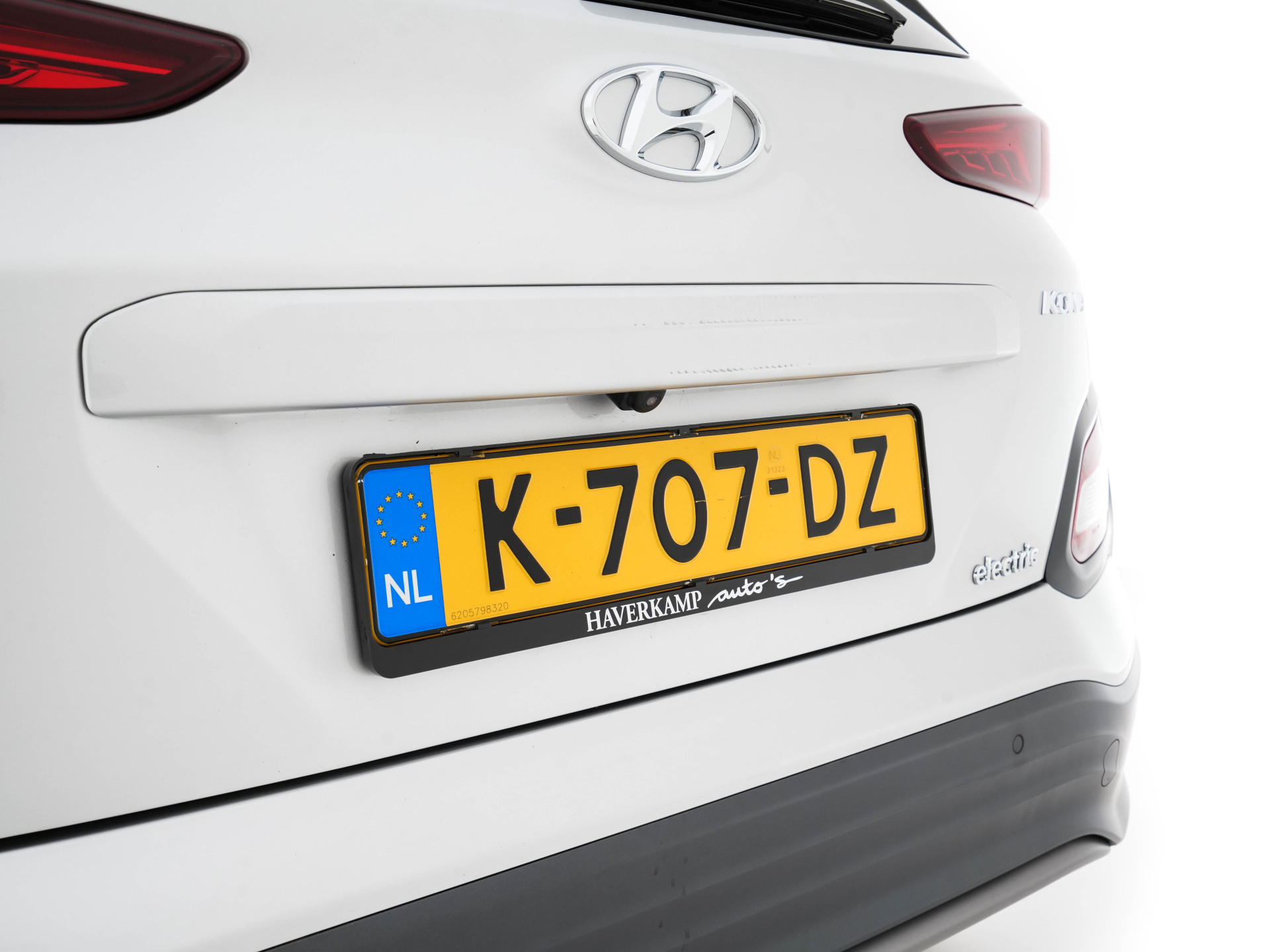 Hyundai Kona EV Fashion 64 kWh (3-Fase) {SOH-100%} (INCL-BTW)  Aut * HEATPUMP | NAVI-FULLMAP | LEATHER-FABRIC | KEYLESS | CAMERA | DAB | ECC | PDC | ADAPTIVE-CRUISE | LANE-ASSIST | HEATED SEATS | PRIVACY-GLASS | HEAD-UP | SHIFT-PADDLES | 17"A