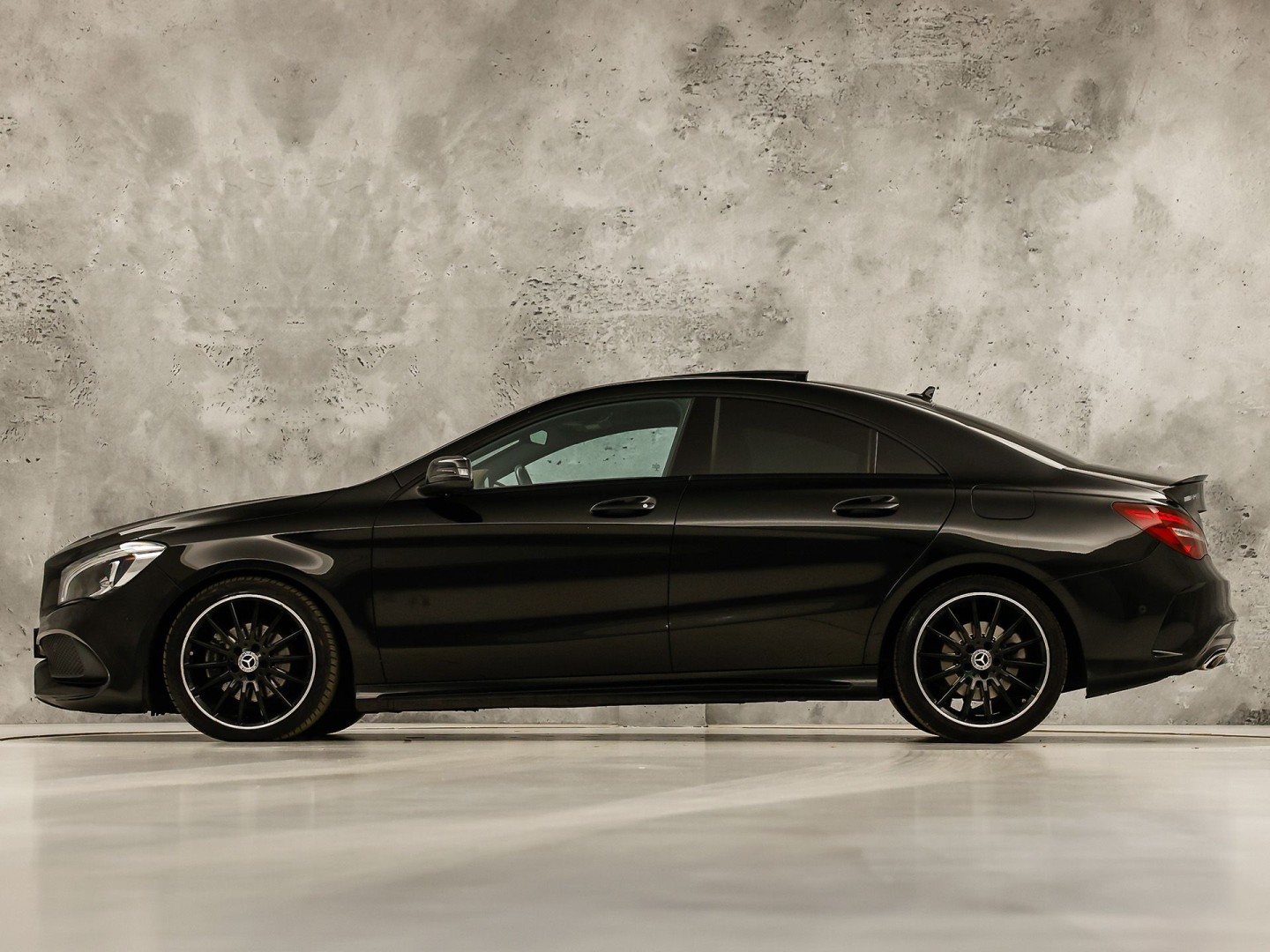 Mercedes-Benz CLA-Klasse 180 AMG Sport Automaat (PANORAMADAK, GROOT NAVI, BRUIN LEDER, CAMERA, STOELVERWARMING, SPORTSTOELEN, GETINT GLAS, DIAMOND GRILL, NIEUWE APK, NIEUWSTAAT)