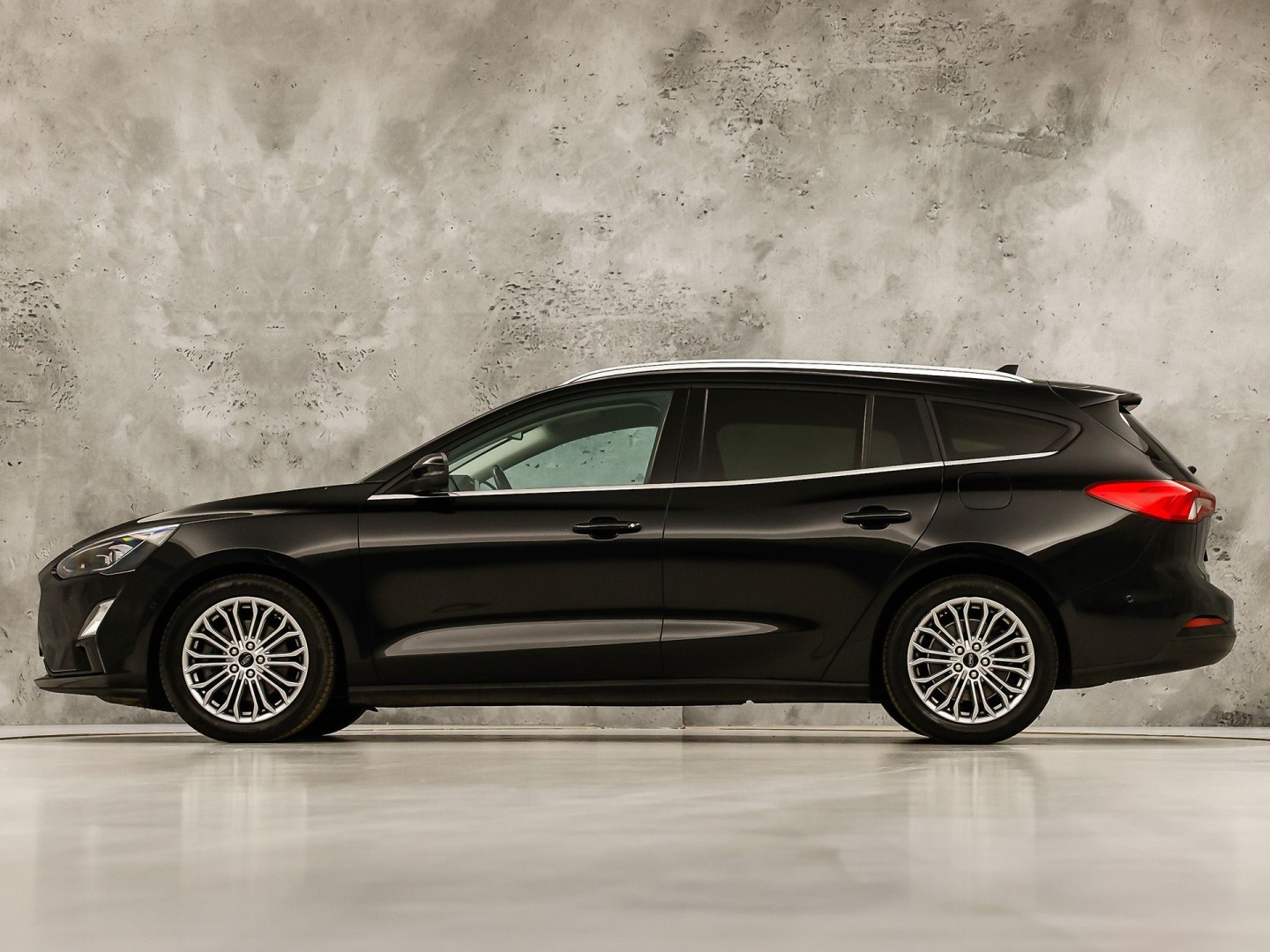 Ford Focus Wagon 1.0 EcoBoost Titanium Sport (APPLE CARPLAY, GROOT NAVI, STUUR/STOELVERWARMING, CAMERA, SPORTSTOELEN, GETINT GLAS, ADAPTIVE CRUISE, NIEUWSTAAT)
