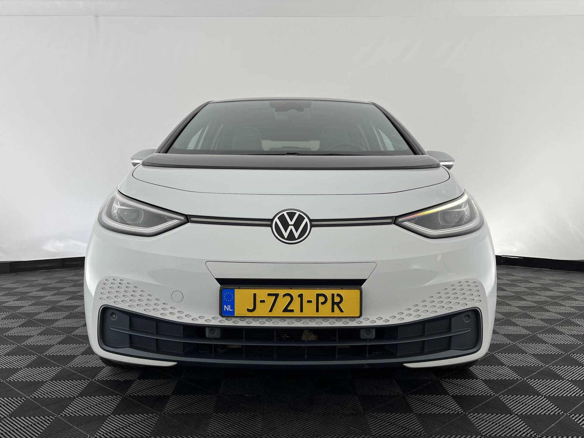 Volkswagen ID.3 First Max 58 kWh [ 3-Fase-11kW ] {SOH-89%} (INCL-BTW) *HEATPUMP | PANO | HEAD-UP | ADAPTIVE-CRUISE | IQ-LIGHTS | BLINDSPOT | CAMERA | KEYLESS | MICROFIBRE | AMBIENTLIGHT | NAVI-FULLMAP | DAB+ | ECC | HEATED-SPORTSEATS | DIGI-COCKPIT |