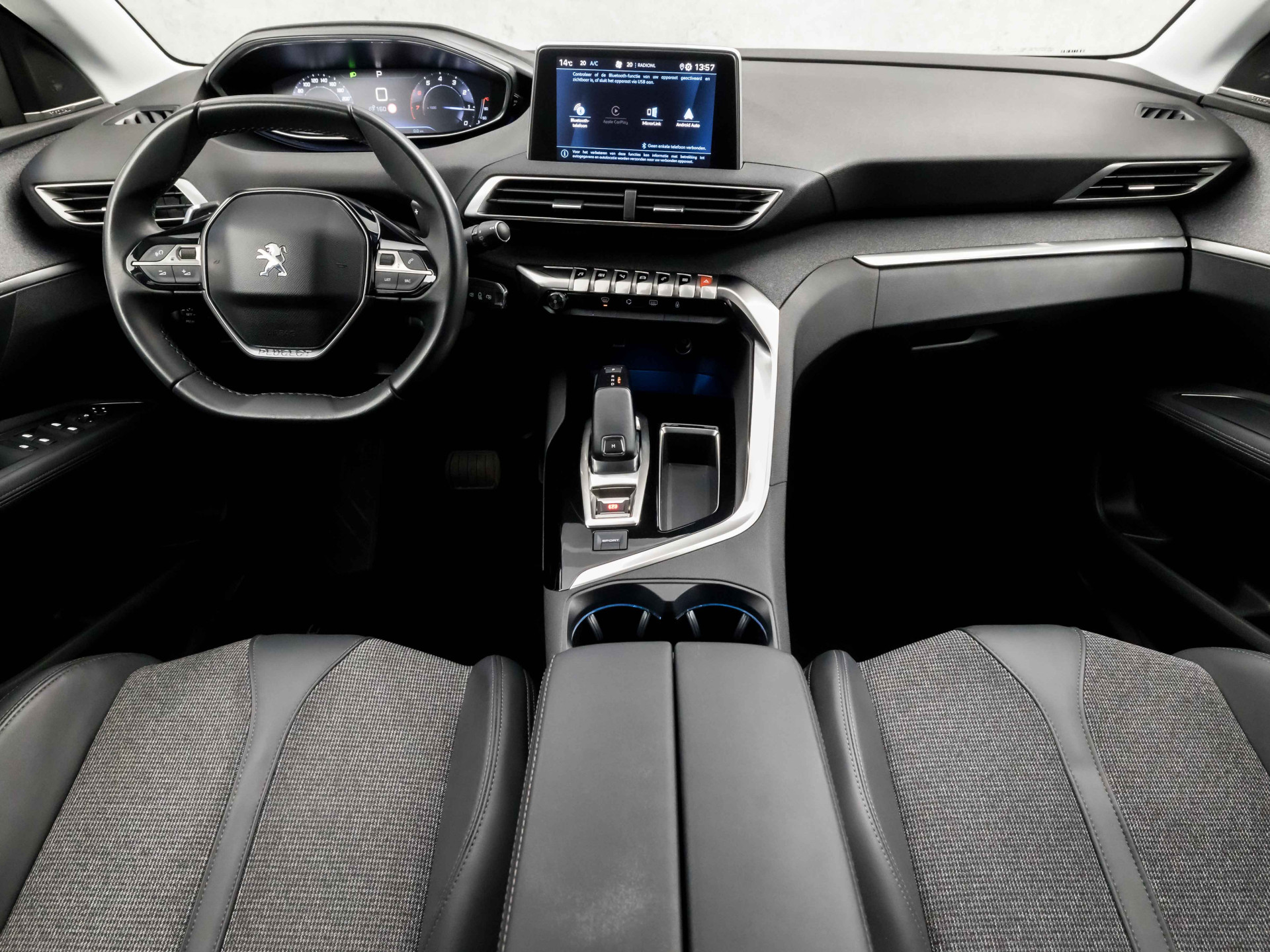 Peugeot 3008 1.2 PureTech Allure Automaat (APPLE CARPLAY, LED KOPLAMPEN, FOCAL AUDIO, LEDER, SPORTSTOELEN, GETINT GLAS, CRUISE, DAKRAILS, NIEUWSTAAT)