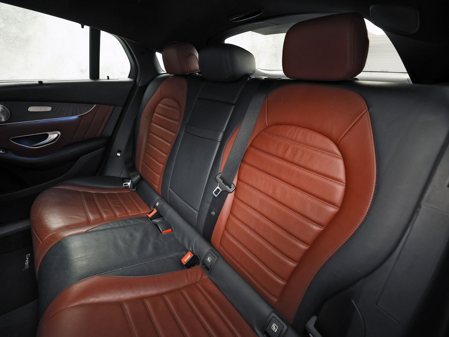 Mercedes-Benz GLC 250 4MATIC Edition 1 AMG Sport 211Pk Automaat (SCHUIFDAK, LUCHTVERING, GROOT NAVI, HEAD-UP DISPLAY, MEMORY SEATS, 360 CAMERA, BURMESTER, STOELVERWARMING ACHTER, TREKHAAK WEGKLAPBAAR, NIEUWSTAAT)