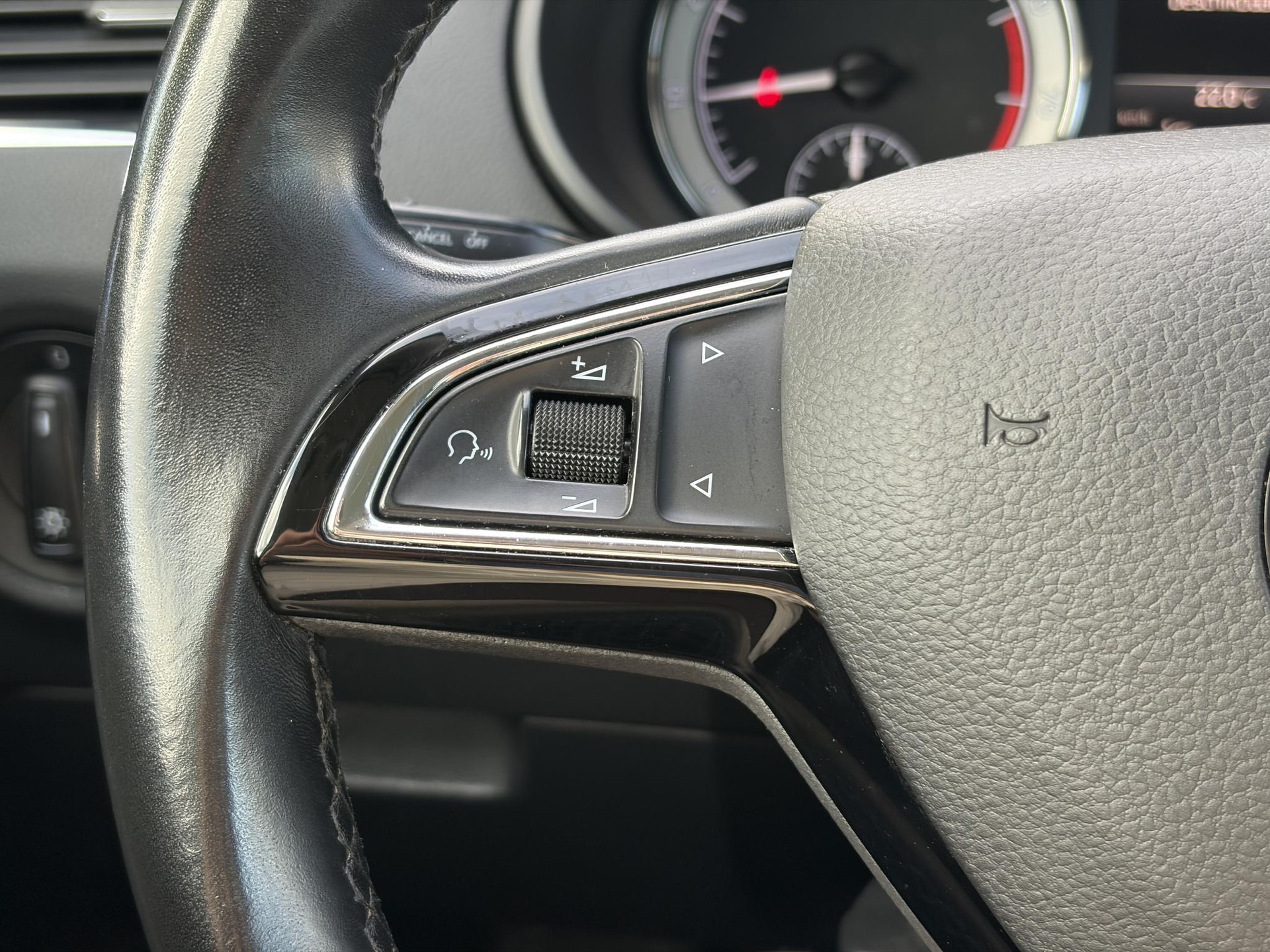 Skoda Octavia Combi 1.5 TSI Greentech Style Business 2e Eigenaar,Draadloze telefoonlader,Carplay,Camera,Navi,Trekhaak,150pk,Pdc V+A,Keyless,Clima,Cruise,Elekt.Stoel,Recent beurt gehad,N.A.P,Apk tot 07-2027