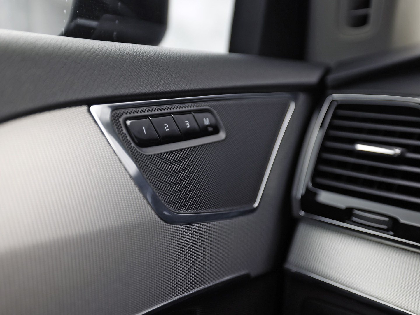 Volvo XC90 2.0 T8 Twin Engine AWD Inscription Automaat 407Pk (PANORAMADAK, APPLE CARPLAY, MEMORY SEATS, STOELVERWARMING/KOELING, CAMERA, GETINT GLAS, LEDER, TREKHAAK, NIEUWE APK)