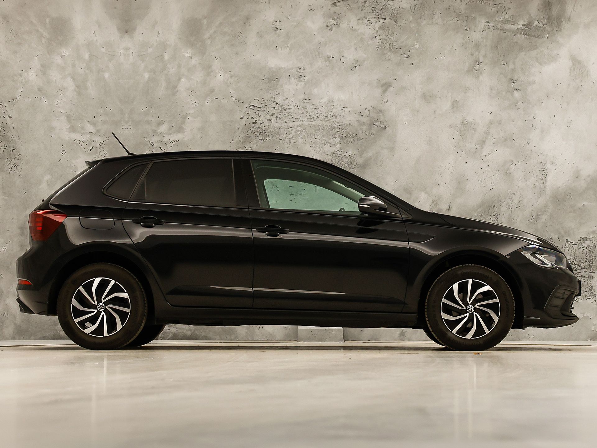 Volkswagen Polo 1.0 TSI Sport (VIRTUAL COCKPIT, 1e EIGENAAR, APPLE CARPLAY, GROOT NAVI, CLIMATE, STOELVERWARMING, SPORTSTOELEN, GETINT GLAS, LM VELGEN, CRUISE, PARKEERSENSOREN, NIEUWSTAAT)