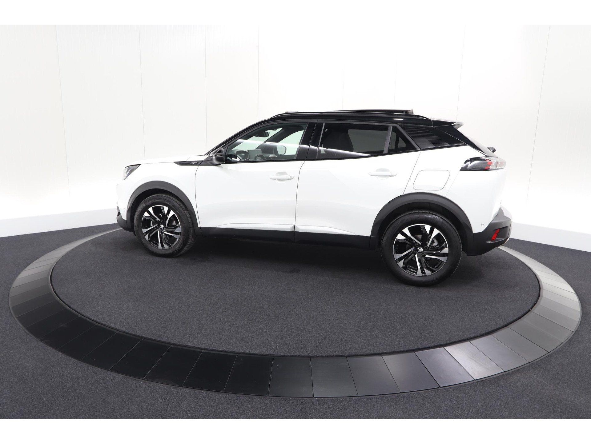 Peugeot 2008 PureTech 130 GT | Elektrisch Panoramadak | Camera | Dodehoekdetectie | Navigatie
