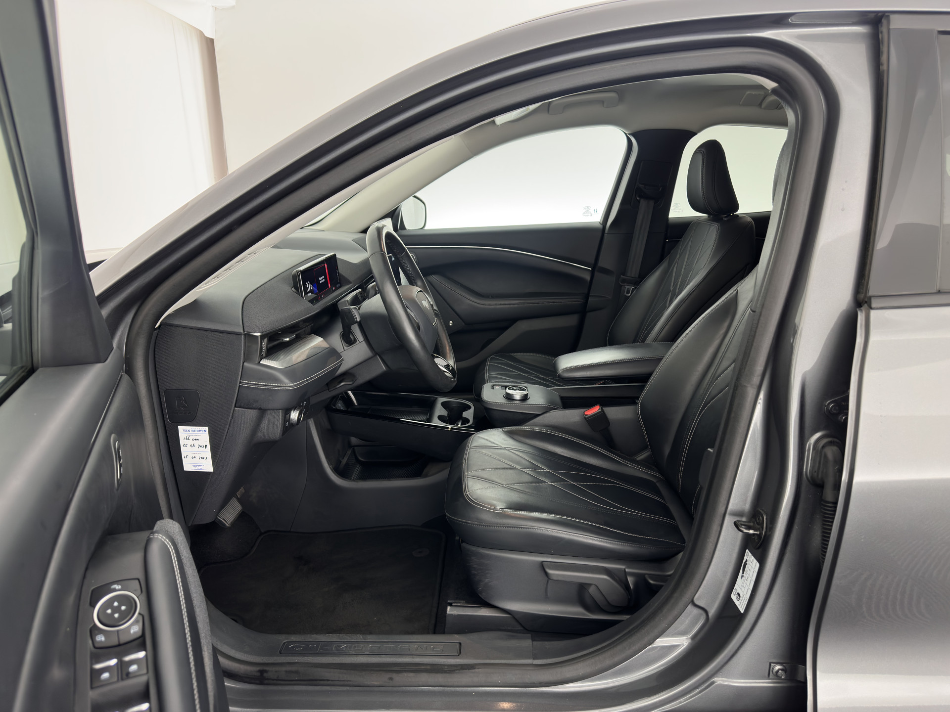 Ford Mustang Mach-E RWD 75 kWh (3-Fase) {SOH-93%} (INCL-BTW) Aut. *LEATHER | FULL-LED | DAB+ | DIGI-COCKPIT | KEYLESS | NAVI-FULLMAP | TOPVIEW | LANE-ASSIST | BLINDSPOT | CARPLAY | HEATED-COMFORTSEATS | PRIVACY-GLASS |TOWBAR | 18"ALU*