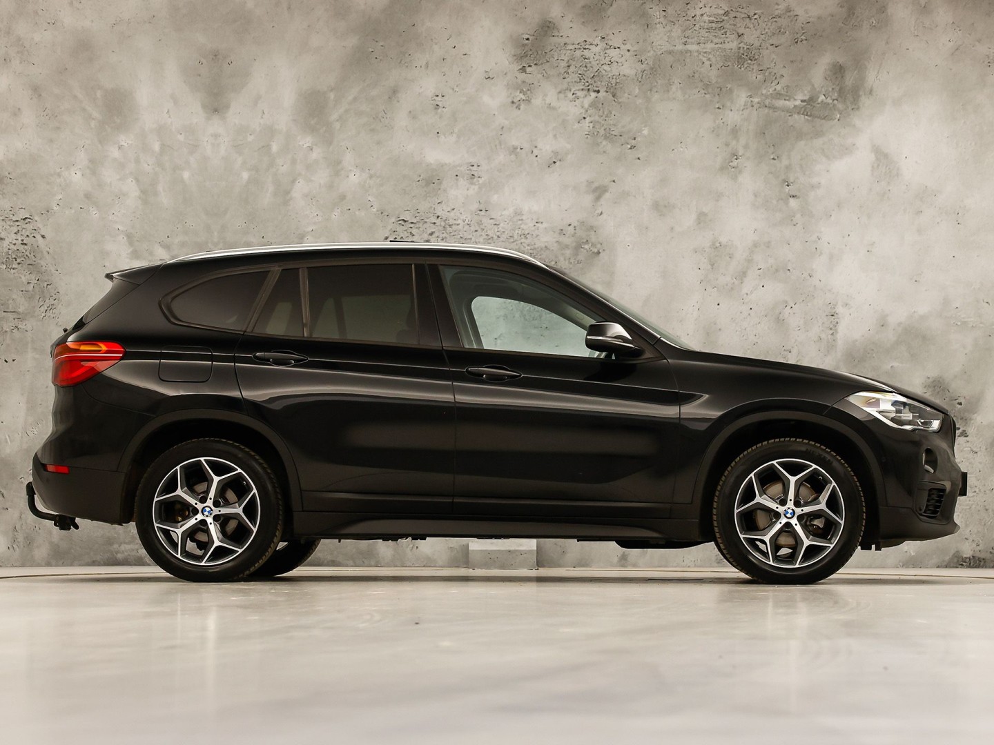 BMW X1 sDrive18i Sport High Executive 140Pk Automaat (PANORAMADAK, GROOT NAVI, MEMORY SEAT, LEDER, CAMERA, SPORTSTOELEN, TREKHAAK, STOELVERWARMING, NIEUWSTAAT)