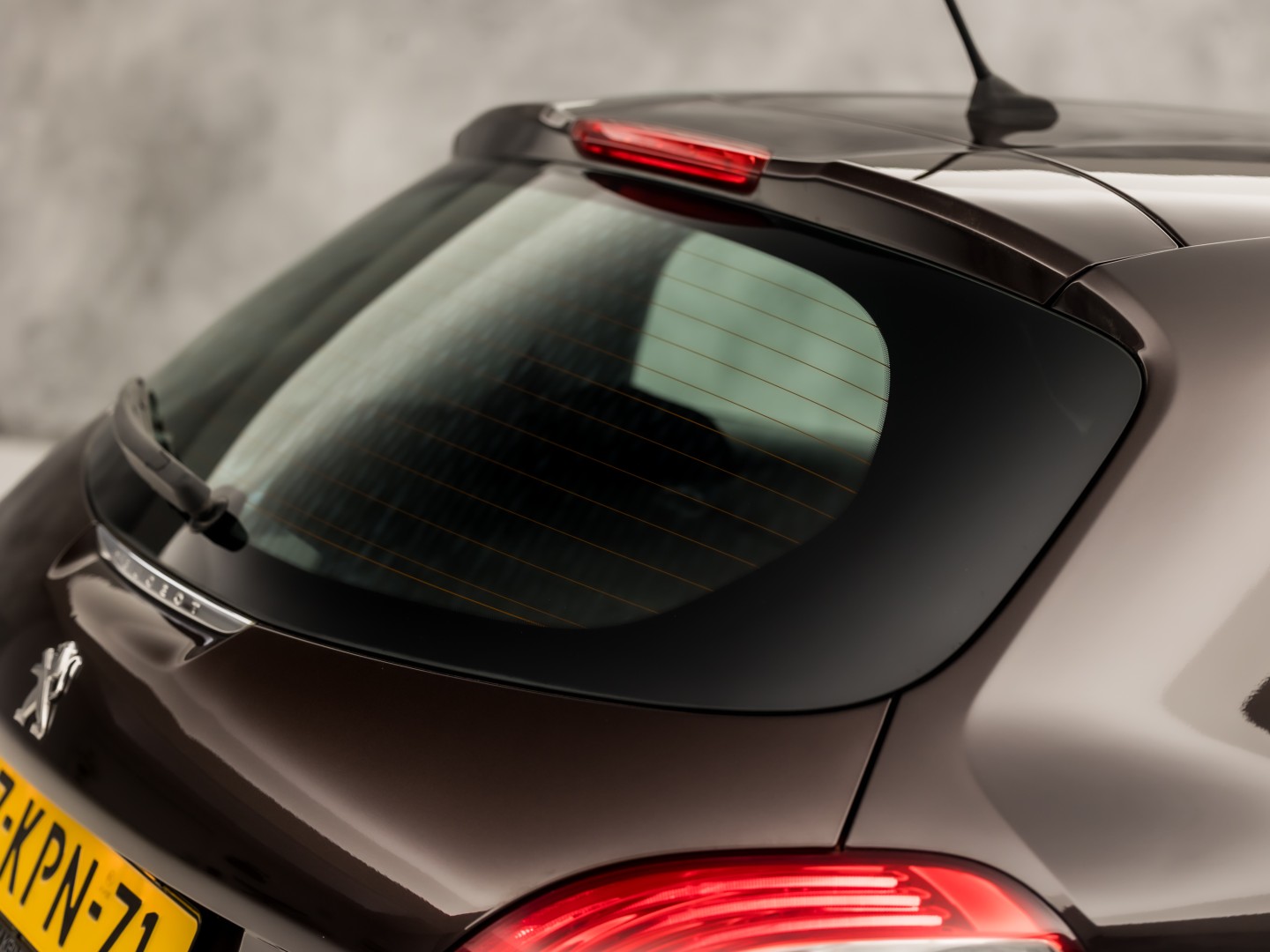 Peugeot 208 1.2 VTi Deluxe Sport (NAVIGATIE, CLIMATE, CRUISE, SPORTSTOELEN, PARKEERSENSOREN, NIEUWSTAAT)